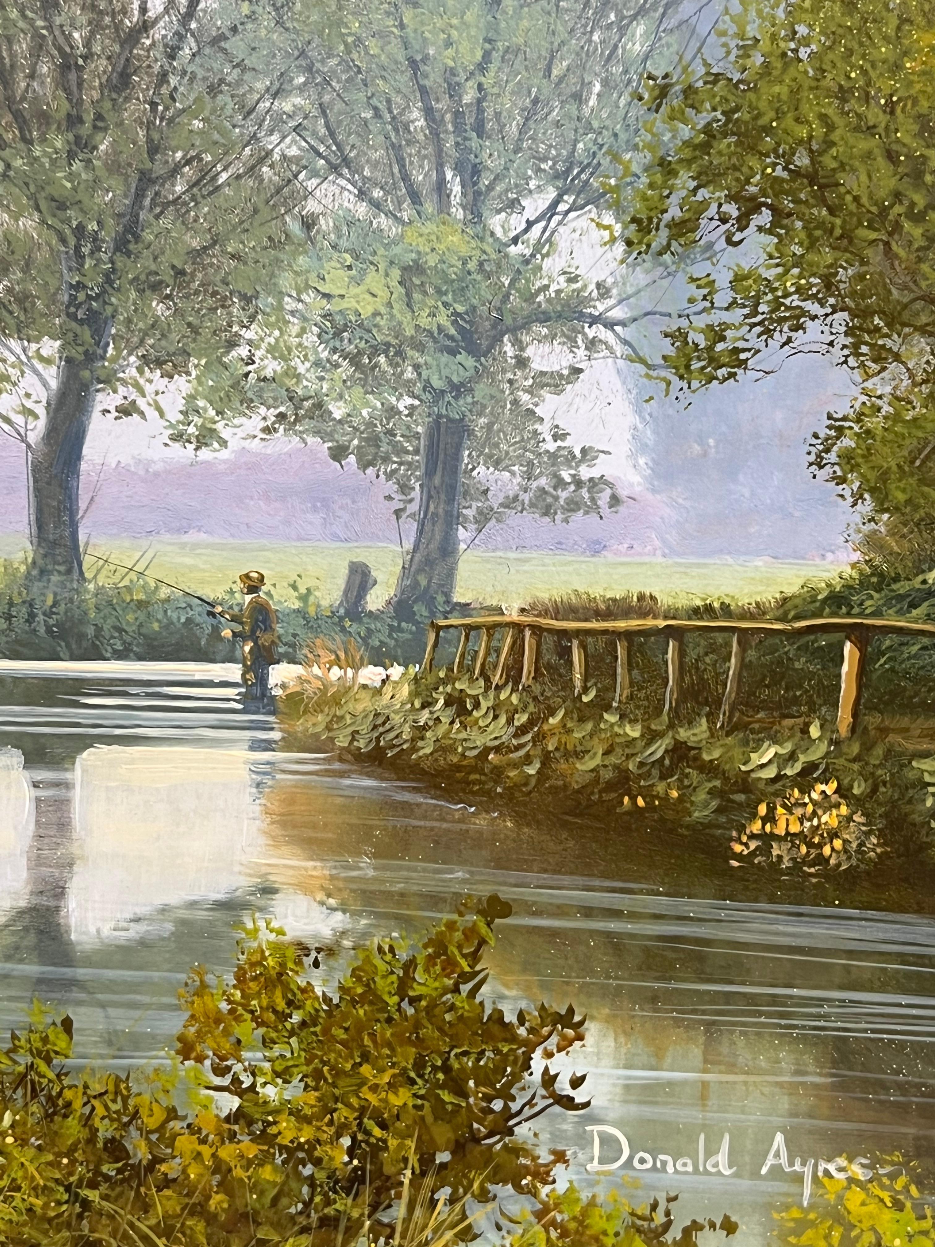 Feine britische Ölgemälde Fliegenfischen auf ruhigen Fluss Landschaft Lush Bäume (Braun), Figurative Painting, von Donald Ayres