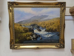 Paysage écossais avec un cours d'eau rapide et fluide à travers les montagnes, huile signée