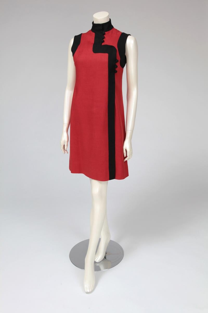 Sixties understated and elegant linen dress with Far-East flavour. The dress closes on the front.

Fits approx. : US 4-6 / FR 38 

Measurements :
Bust approx. 88 cm (34.6 inches)
Length (shoulder to hem) approx. 89 cm (35 inches)
Total length
