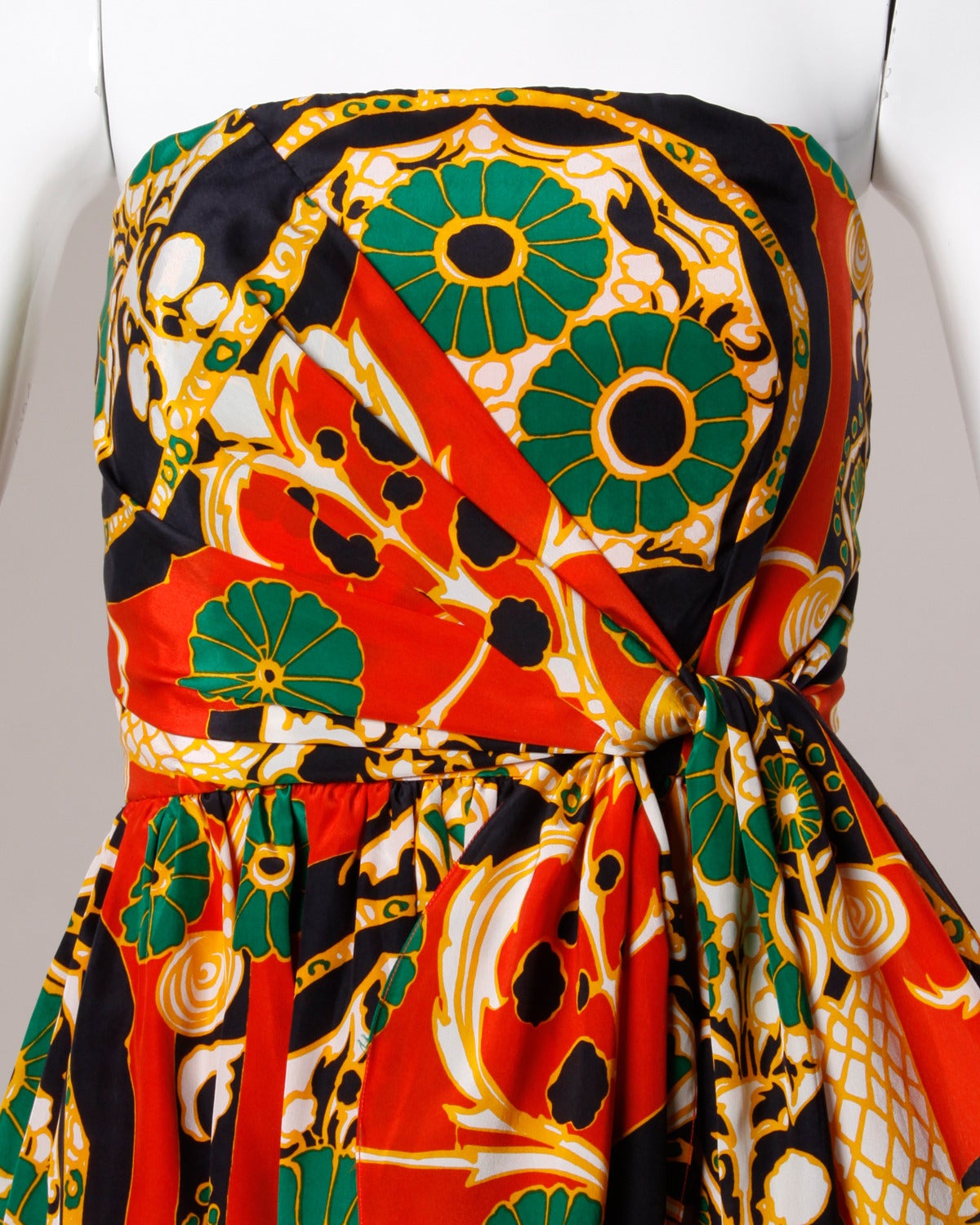 Donald Brooks Vintage 1970s Asian-Inspired Silk Print Gown + Cape Ensemble Excellent état - En vente à Sparks, NV