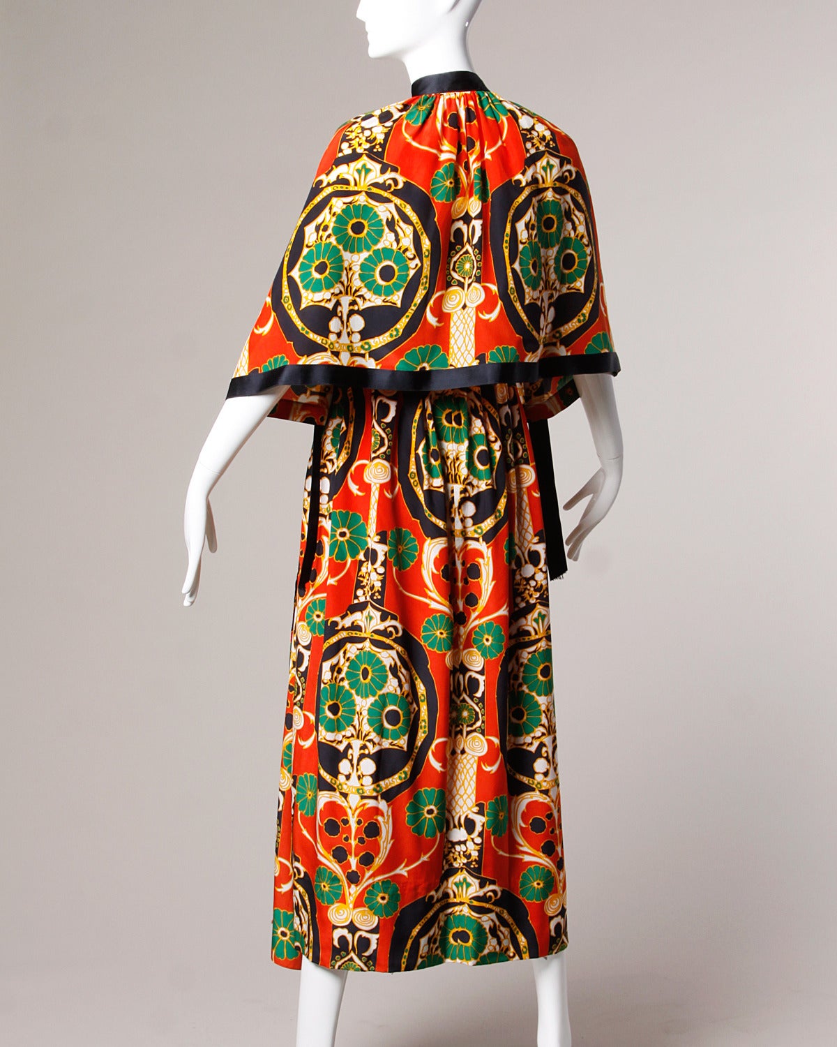 Donald Brooks Vintage 1970s Asian-Inspired Silk Print Gown + Cape Ensemble en vente 1