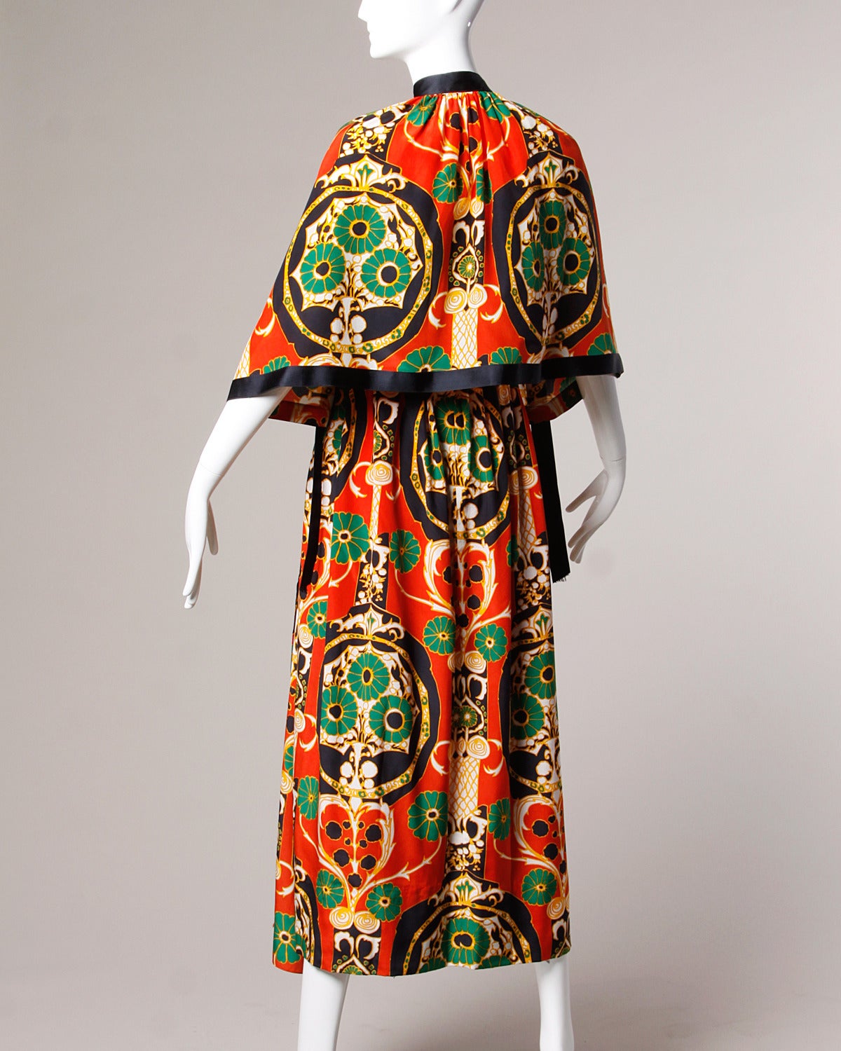 Donald Brooks Vintage 1970s Asian-Inspired Silk Print Gown + Cape Ensemble In Excellent Condition For Sale In Sparks, NV