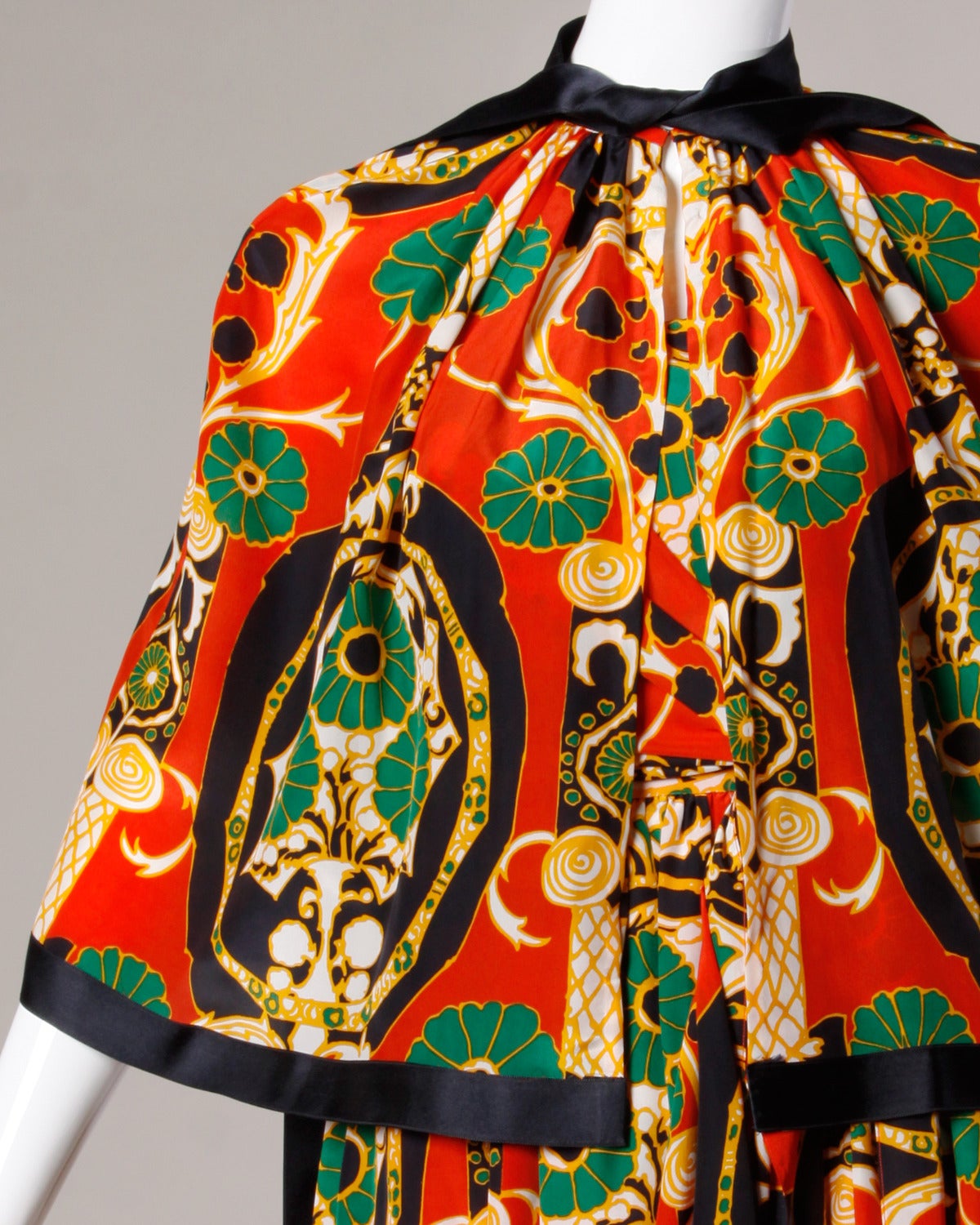 Donald Brooks Vintage 1970s Asian-Inspired Silk Print Gown + Cape Ensemble en vente 3