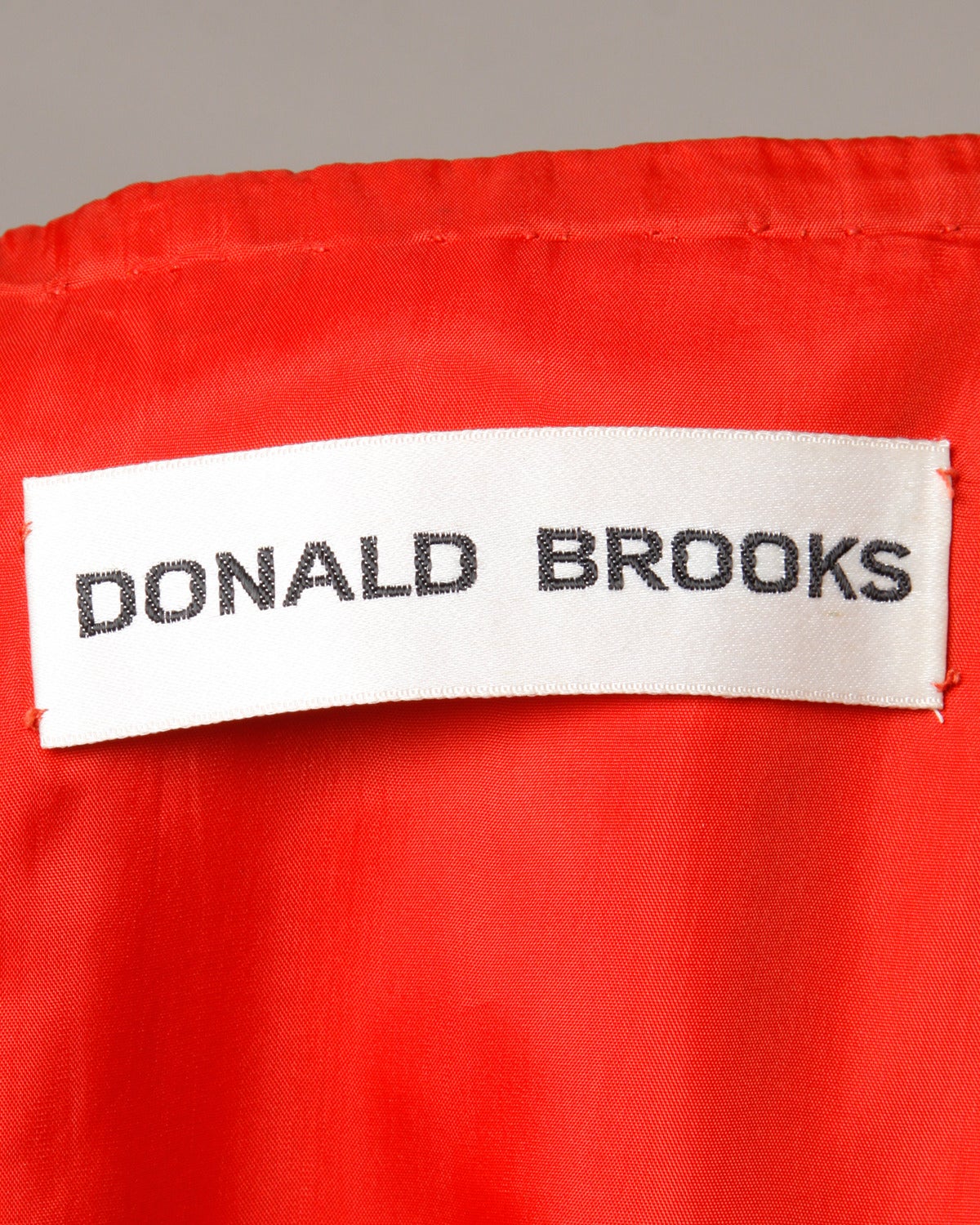 Donald Brooks Vintage 1970er Jahre Asiatisch inspiriertes Seidenkleid + Umhang Ensemble im Angebot 4