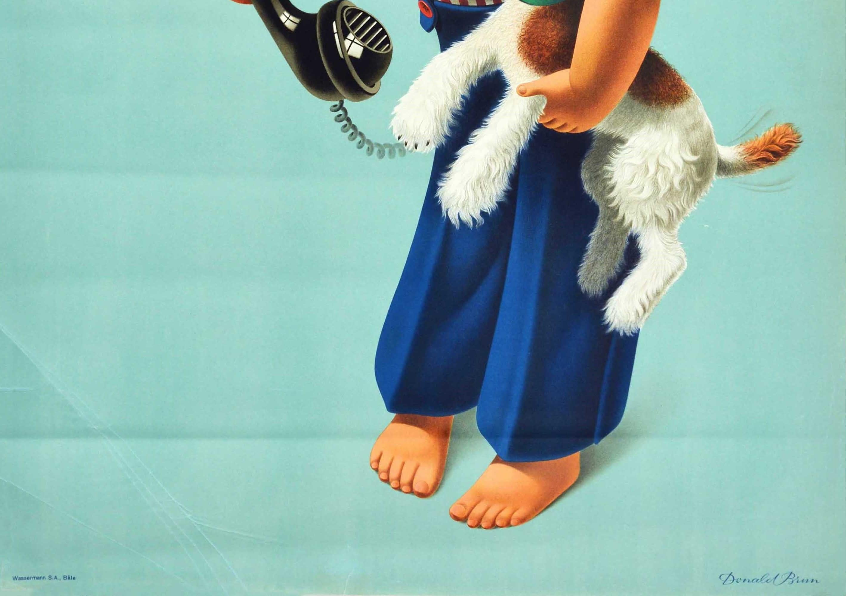Affiche vintage originale Telephonez ! Art publicitaire suisse des téléphoniques, fille et chien - Bleu Print par Donald Brun