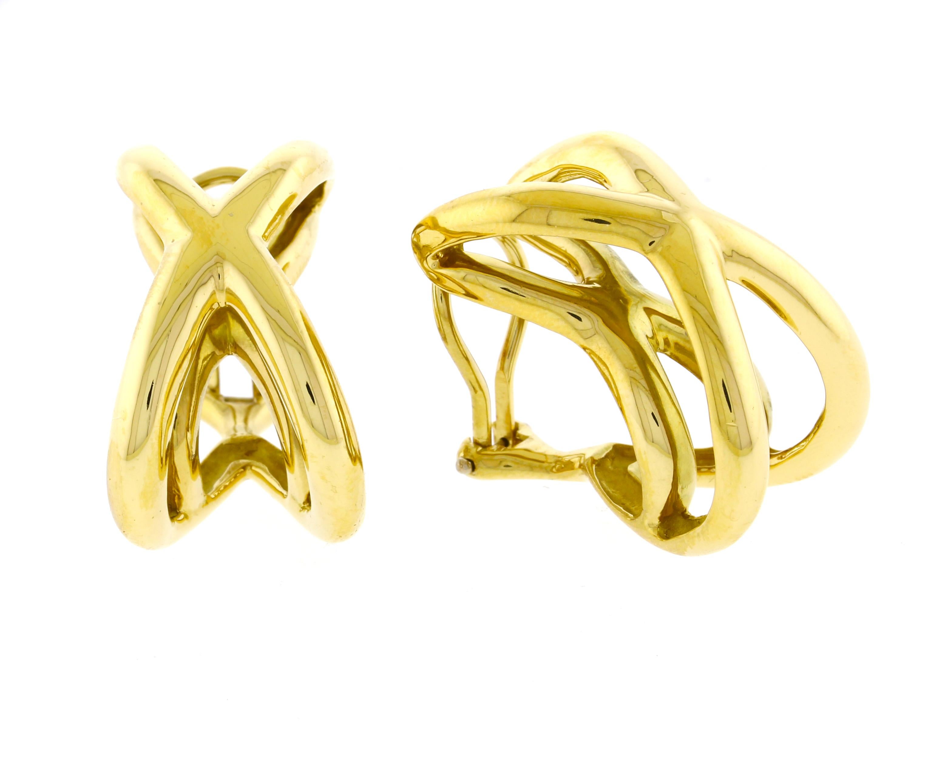 Découvrez l'art audacieux de Donald Lumin - célébré comme l'un des designers les plus visionnaires de Tiffany & Co. - avec cette paire exceptionnelle de boucles d'oreilles croisées vintage en or jaune 18 carats lumineux. Créées pendant les années