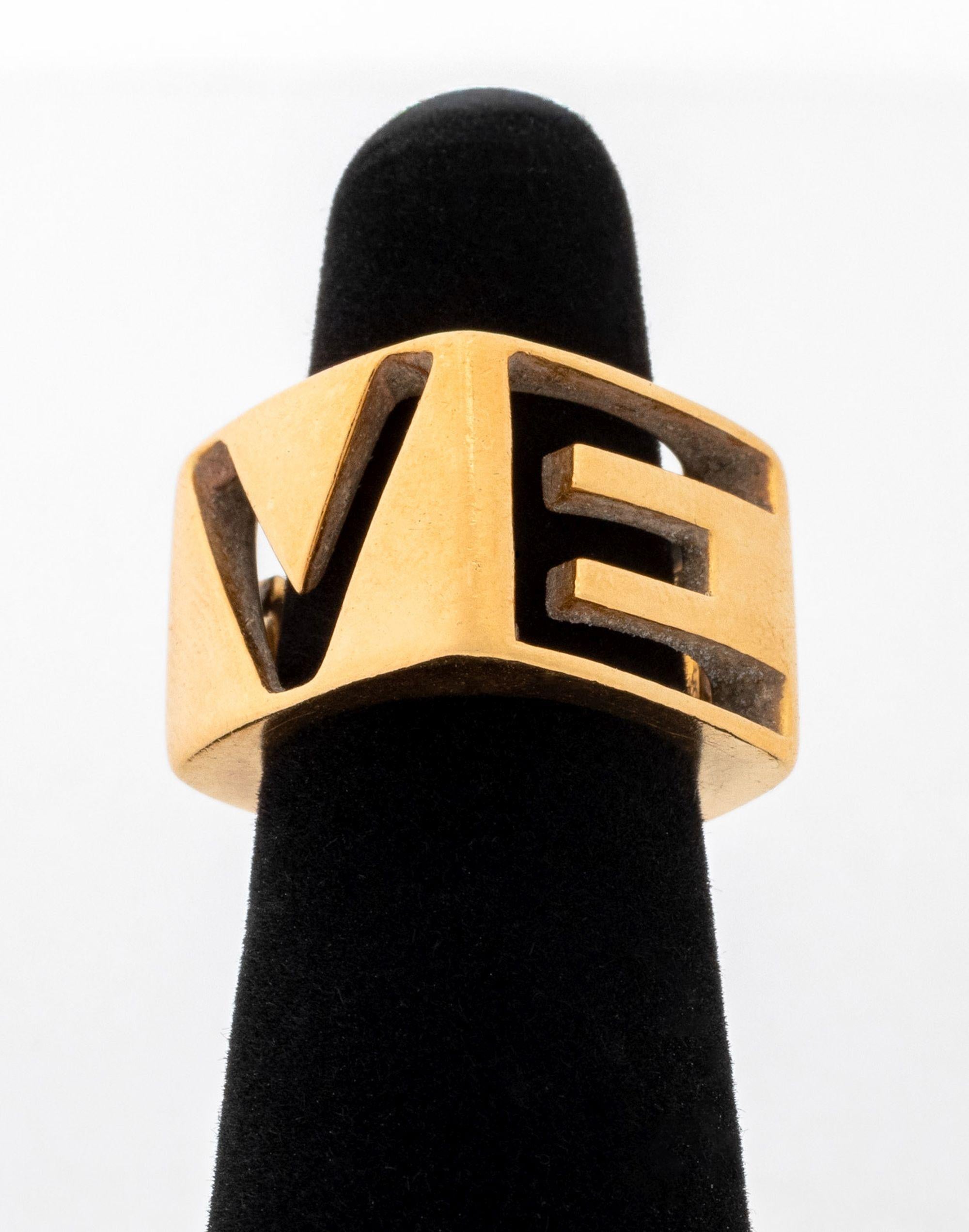 Anillo LOVE de oro amarillo de 18 quilates de Donald Claflin Tiffany & Co., diseñado como un contorno cuadrado de cuatro lados con letras perforadas en cada lado que deletrean LOVE, marcado: 