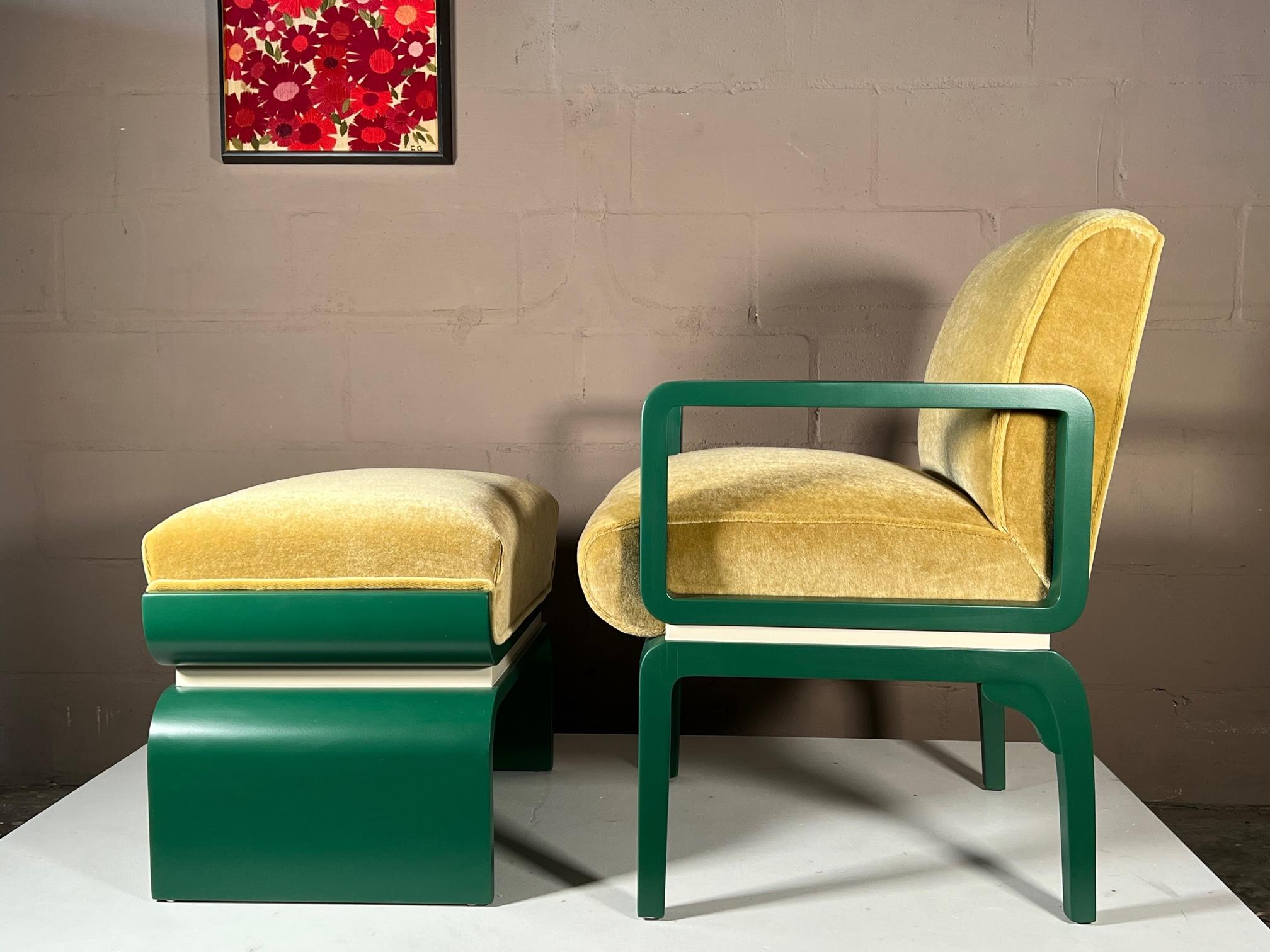 Ein ungewöhnlicher und seltener Sessel mit Ottomane, entworfen von Donald Deskey für Valentine-Seaver Co, ca. 1930er Jahre. Vollständig restauriert und neu gepolstert mit Mohair. Der Stuhl misst 22,5