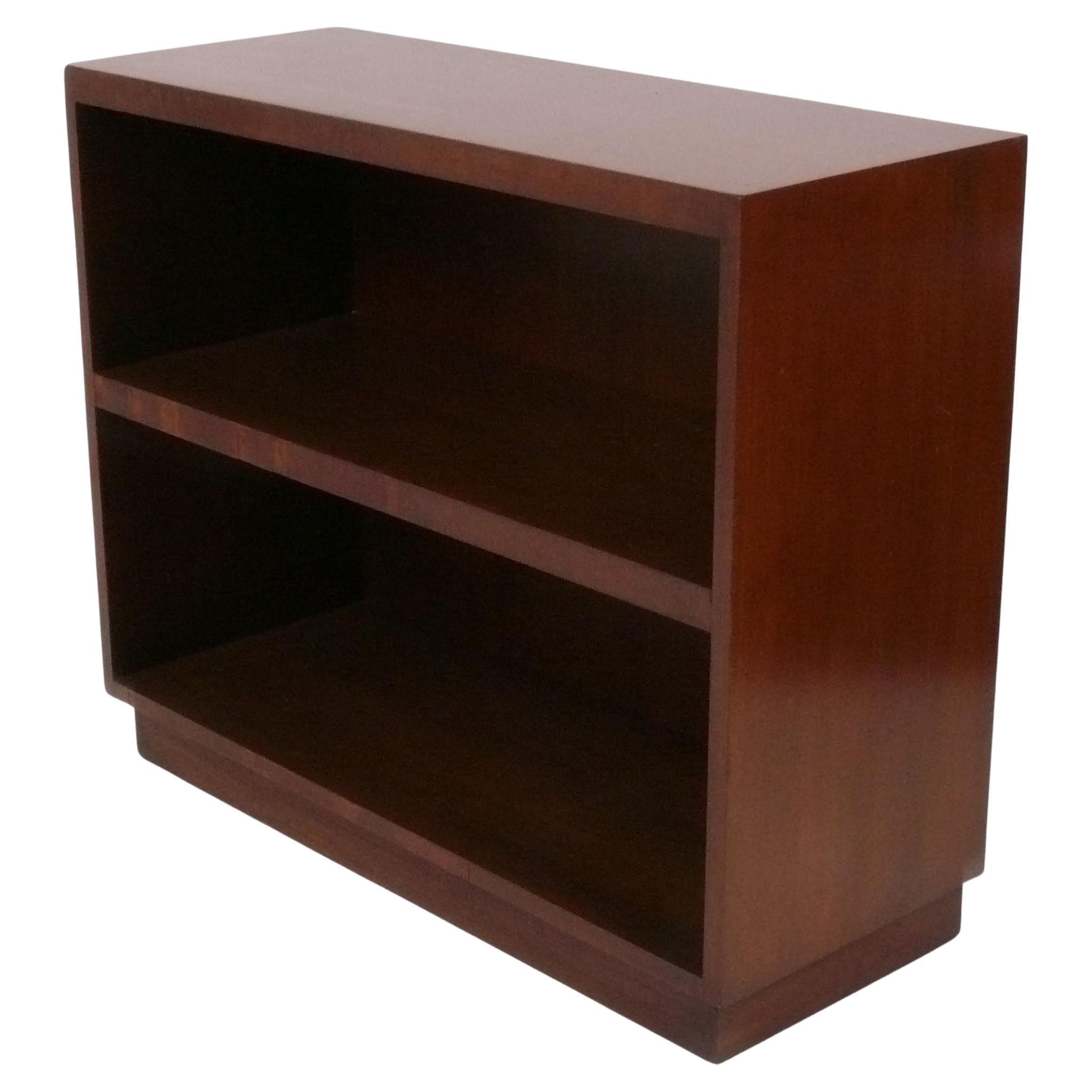 Donald Deskey Art Deco Bookcase circa 1930 Refinished In Your Choice of Color (Bibliothèque Art Déco circa 1930 repeinte dans la couleur de votre choix)