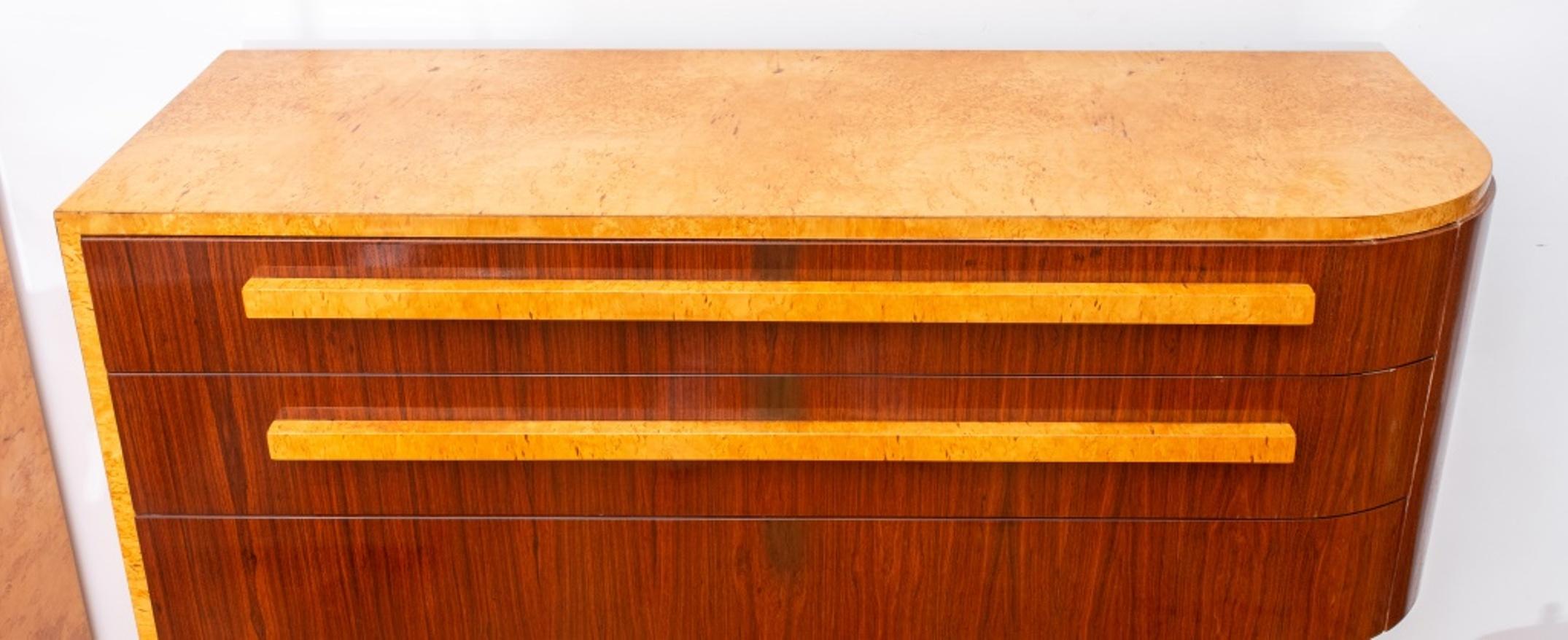 Donald Deskey (Américain, 1894-1989) Buffet console Art Déco avec de grands tiroirs dans le goût streamline moderne, en bois de ronce laqué. Cette pièce a été conçue par Deskey et fabriquée par Schmieg, Hungate & Kotzian, Inc. à New York, vers les