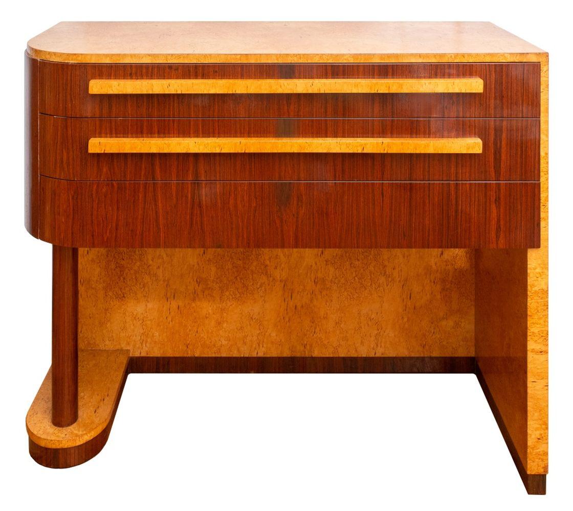 Paire de consoles de buffet Art déco Donald Deskey, années 1930, avec de grands tiroirs dans le goût Streamline Moderne, en bois de ronce laqué, conçues par Deskey et fabriquées par Schmieg, Hungate & Kotzian, Inc. à New York, avec des numéros
