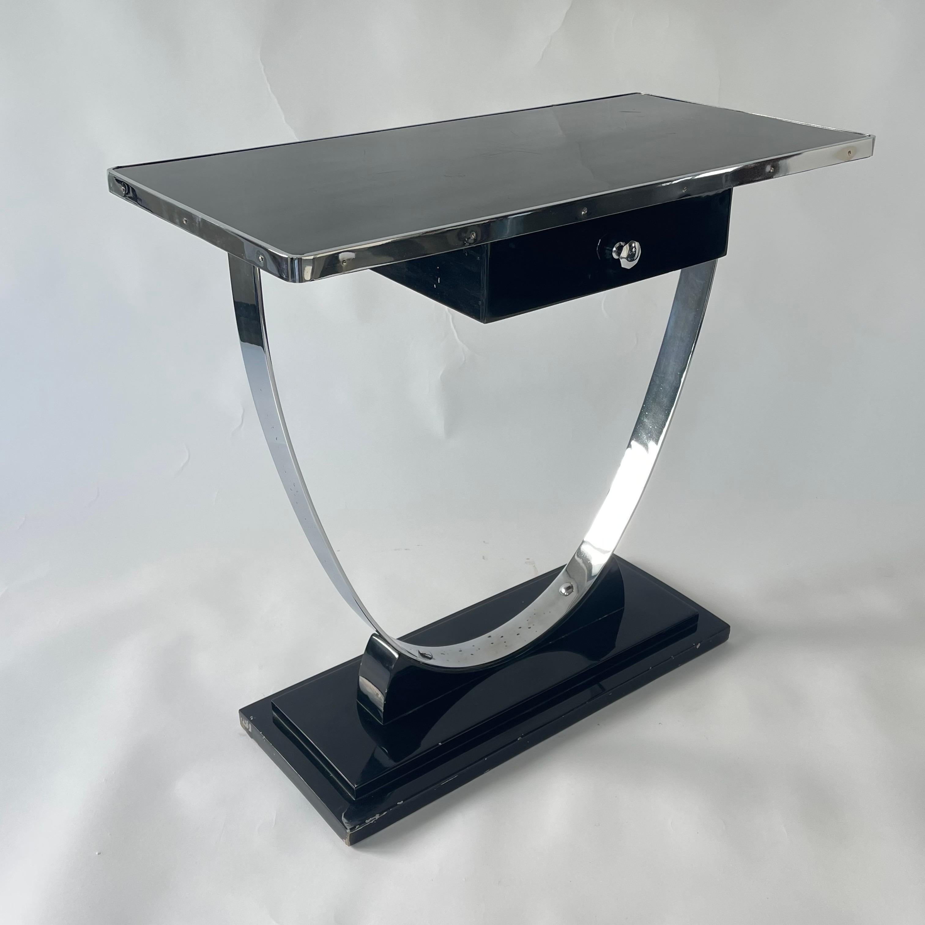Donald Deskey zugeschriebener Art-Déco-Konsolentisch aus Chrom und schwarzem Lack, 1930er Jahre (Art déco) im Angebot