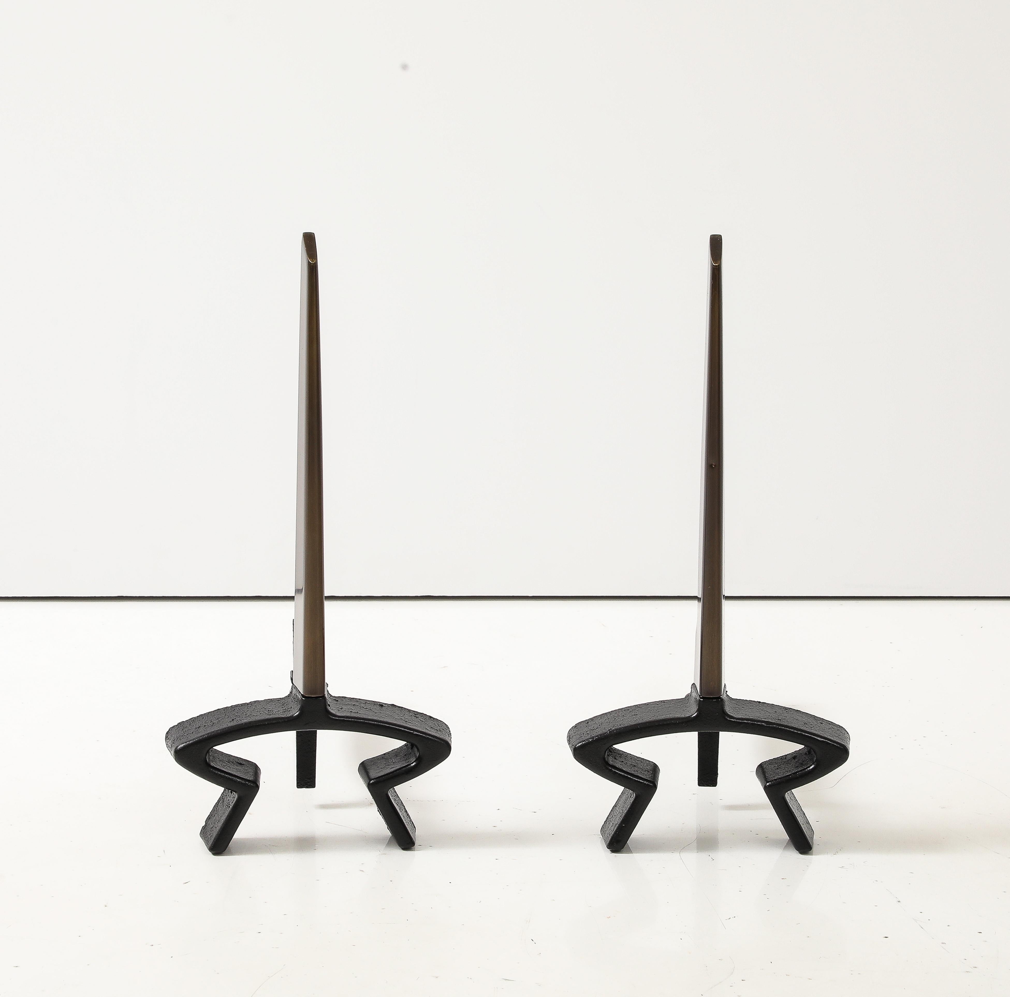 Paire de chenets de cheminée Art Déco avec une lame/voile finie en bronze sur une base en fer noir, estampillée Bennett
