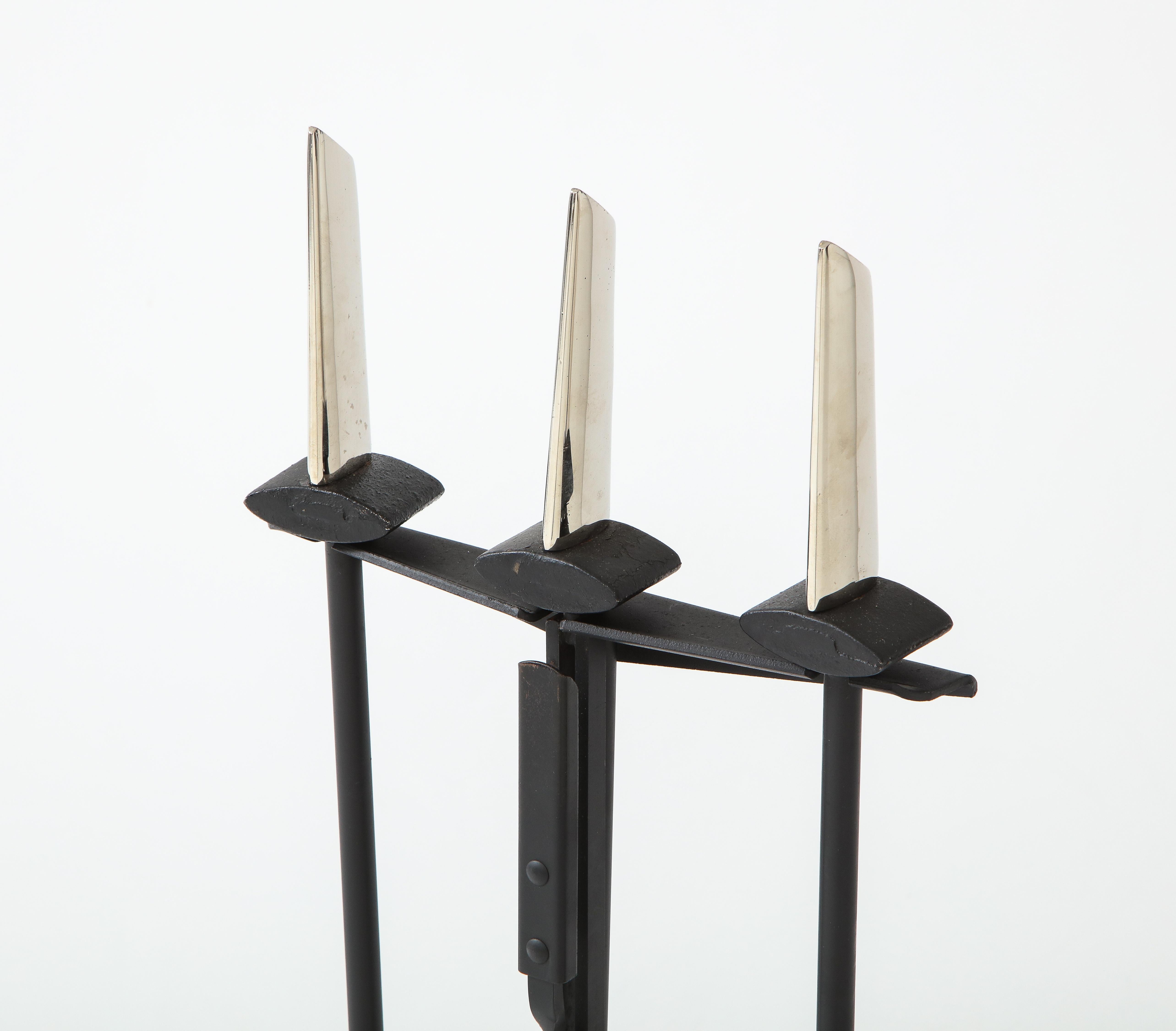 Donald Deskey Nickel-Kaminwerkzeuge mit Klingegriff im Zustand „Hervorragend“ im Angebot in New York, NY