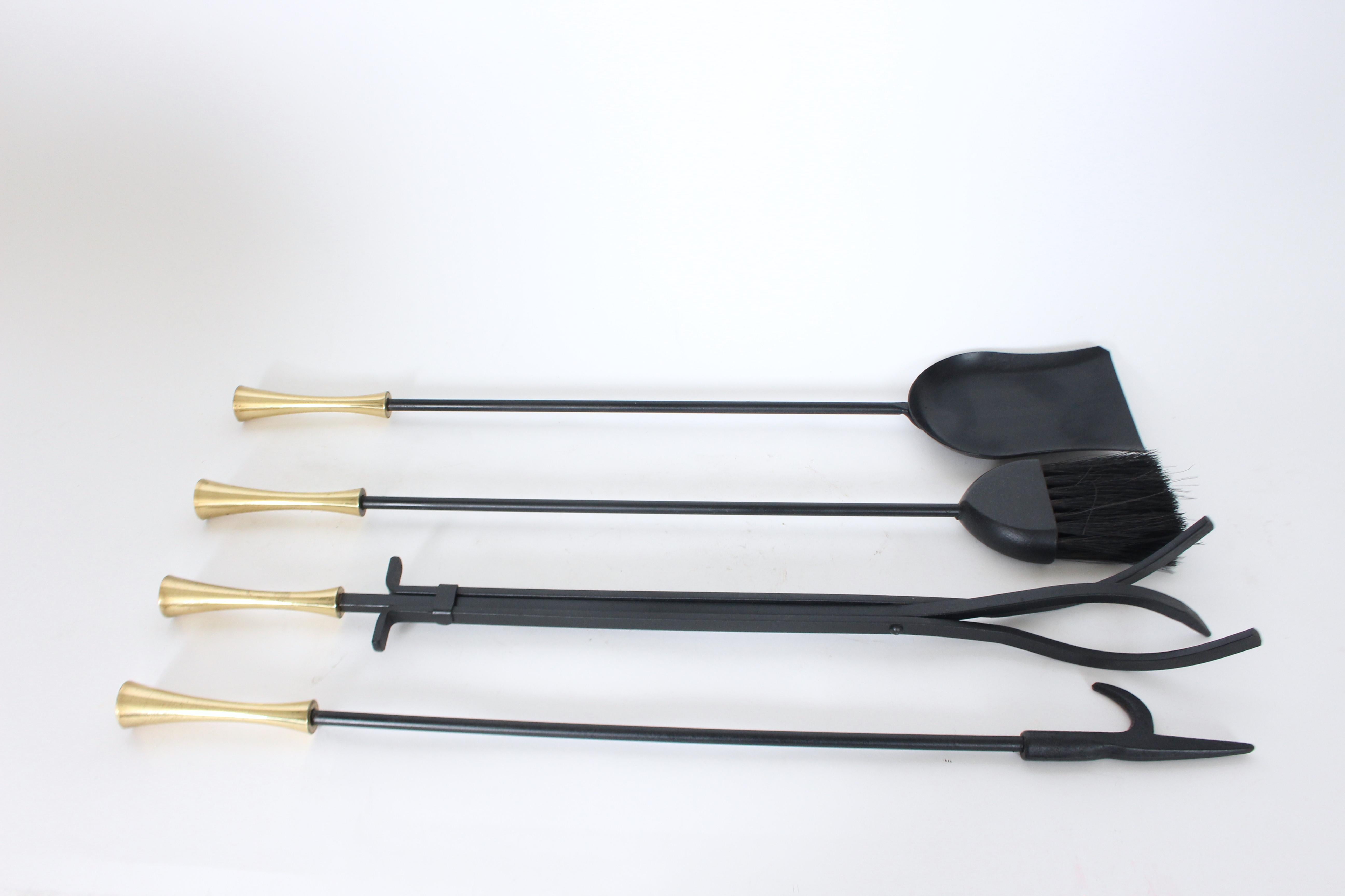 Set di attrezzi per il fuoco di cinque pezzi in ghisa e ottone in stile Donald Deskey con supporto in vendita 2