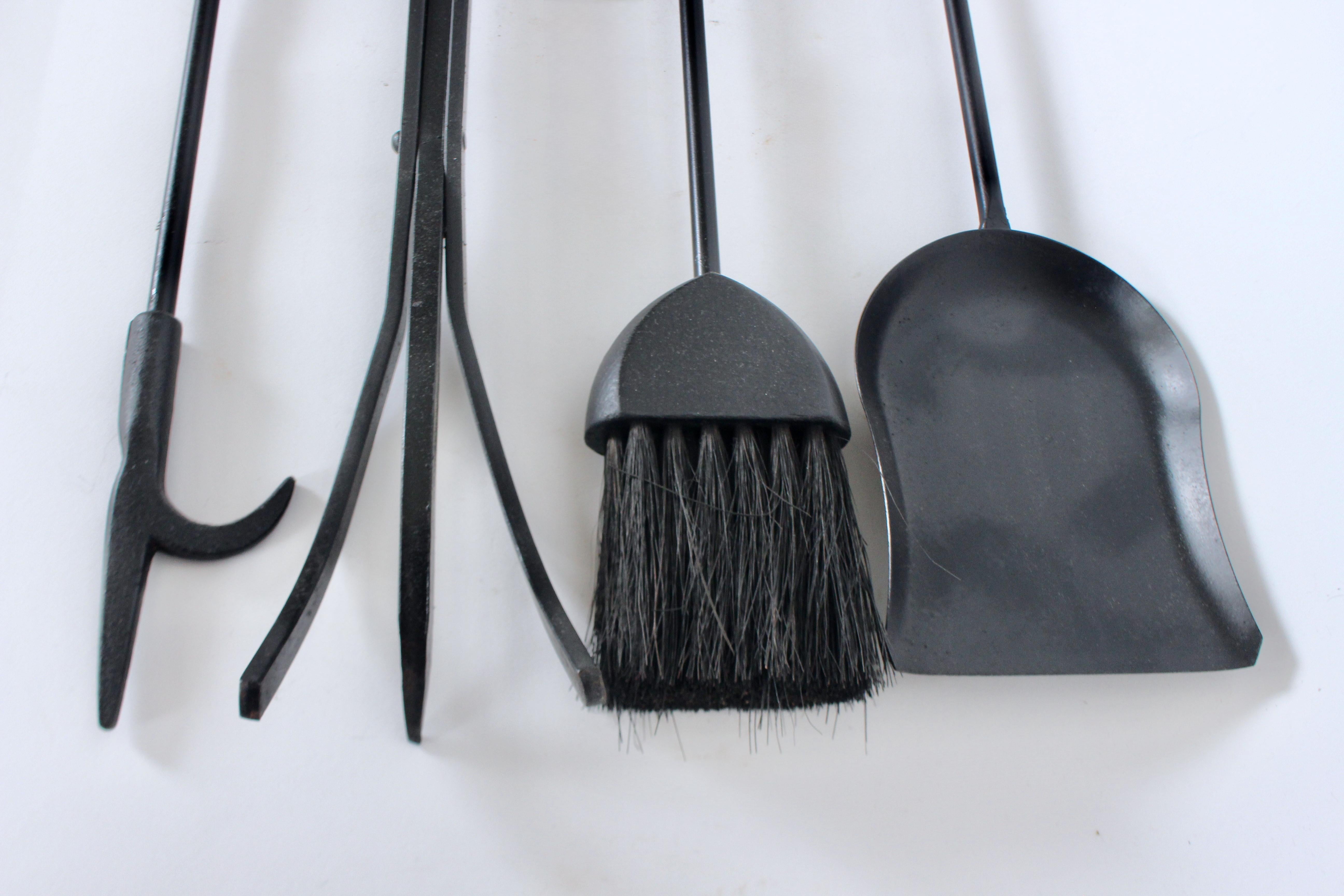Set di attrezzi per il fuoco di cinque pezzi in ghisa e ottone in stile Donald Deskey con supporto in vendita 4