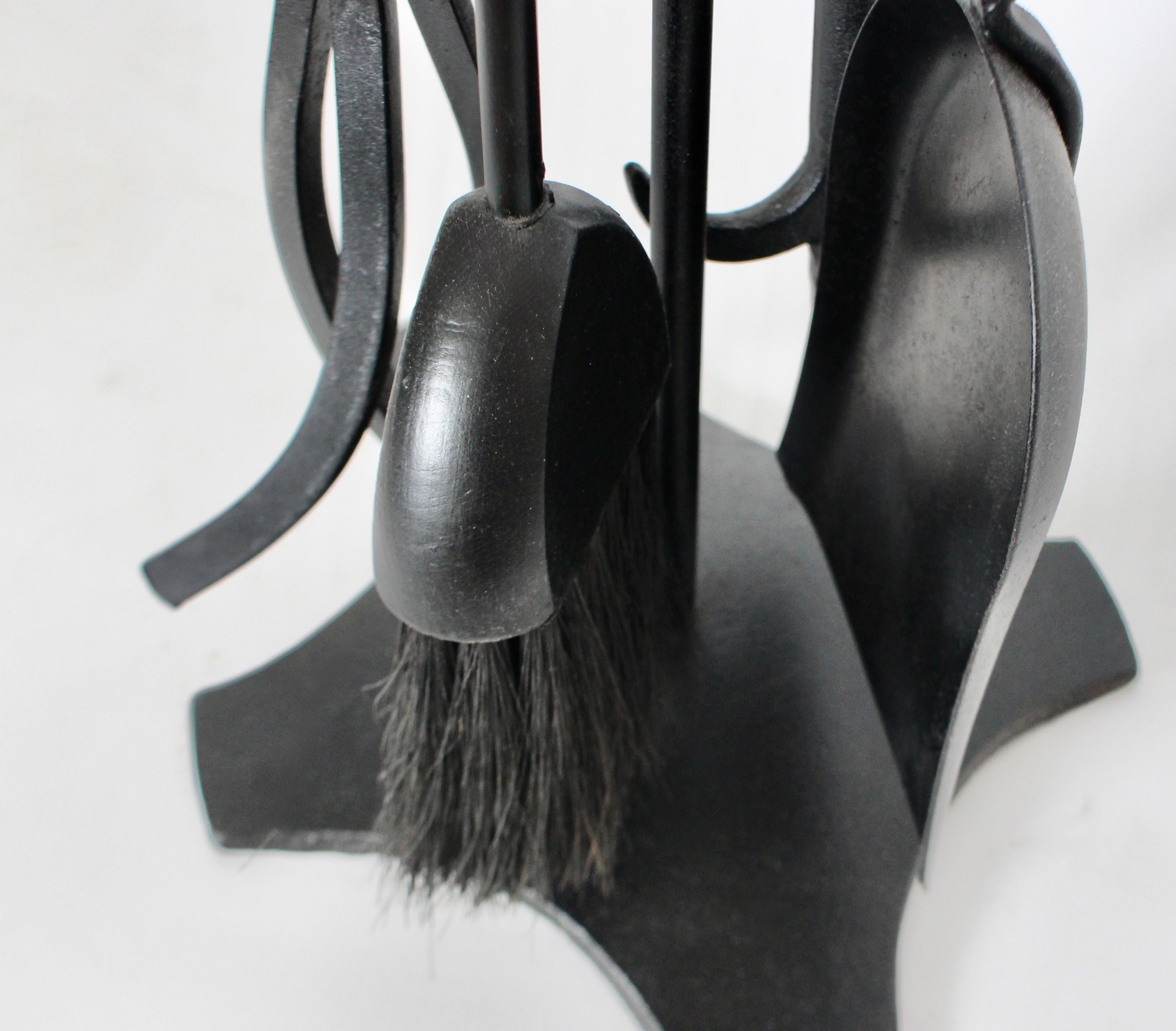Set di attrezzi per il fuoco di cinque pezzi in ghisa e ottone in stile Donald Deskey con supporto in vendita 6