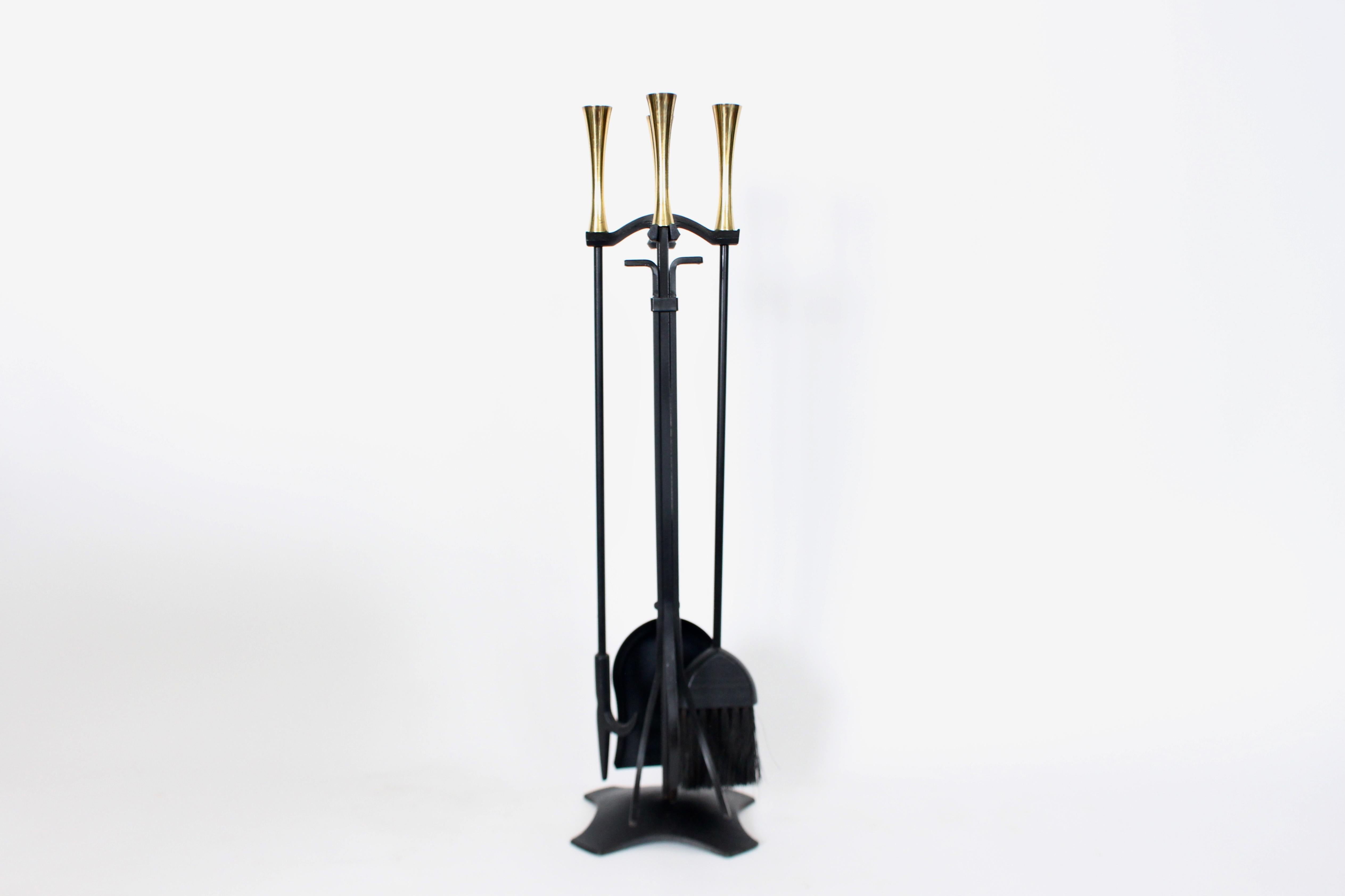Set di cinque utensili per caminetto in ferro e ottone in stile Deskey & Bennetts. Il set di attrezzi in ferro e ottone è composto da un supporto in ferro, una scopa, una pala, una mazza con artiglio e una pinza con cerniera, con manici in ottone a