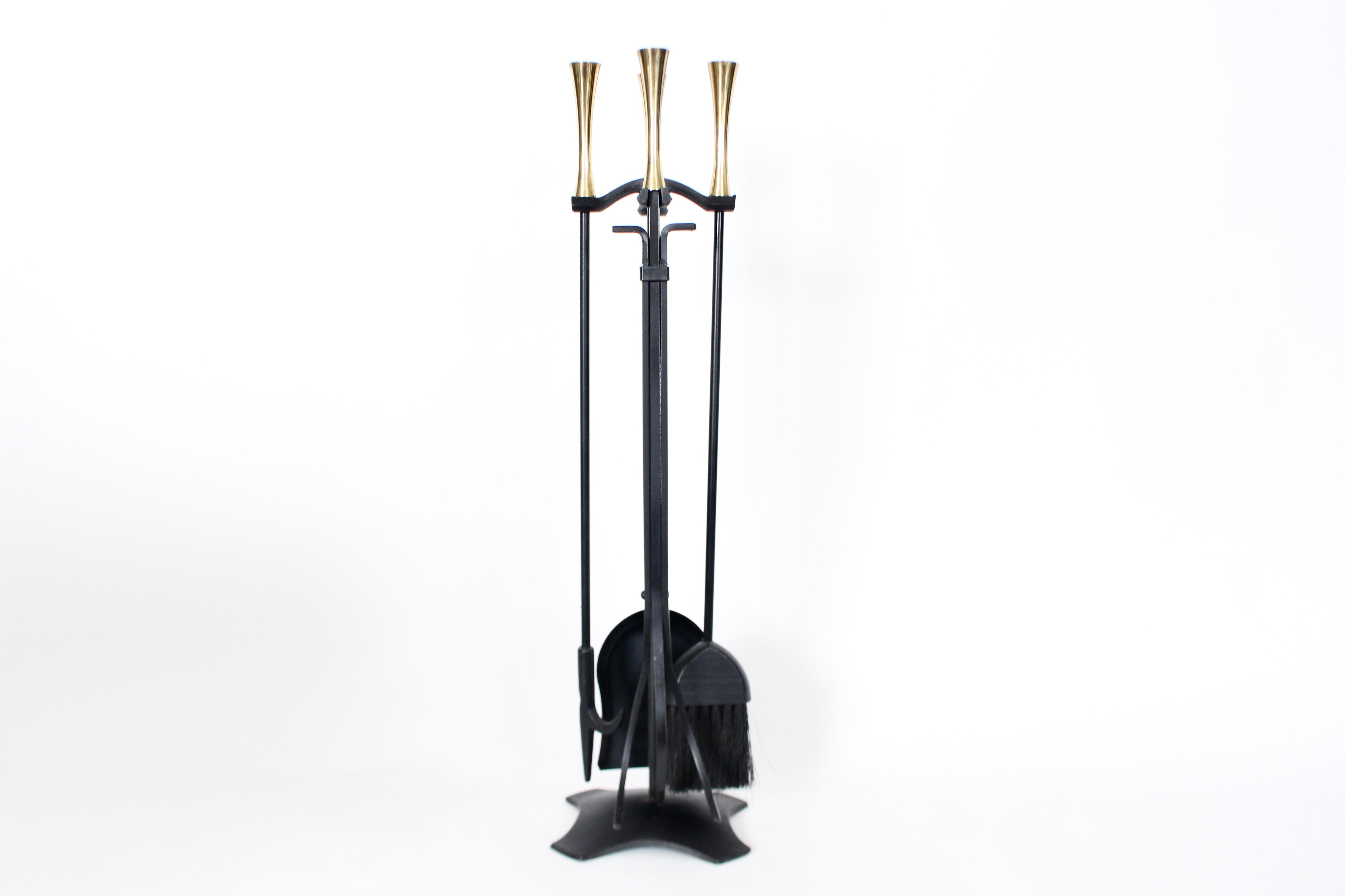 Mid-Century moderno Set di attrezzi per il fuoco di cinque pezzi in ghisa e ottone in stile Donald Deskey con supporto in vendita