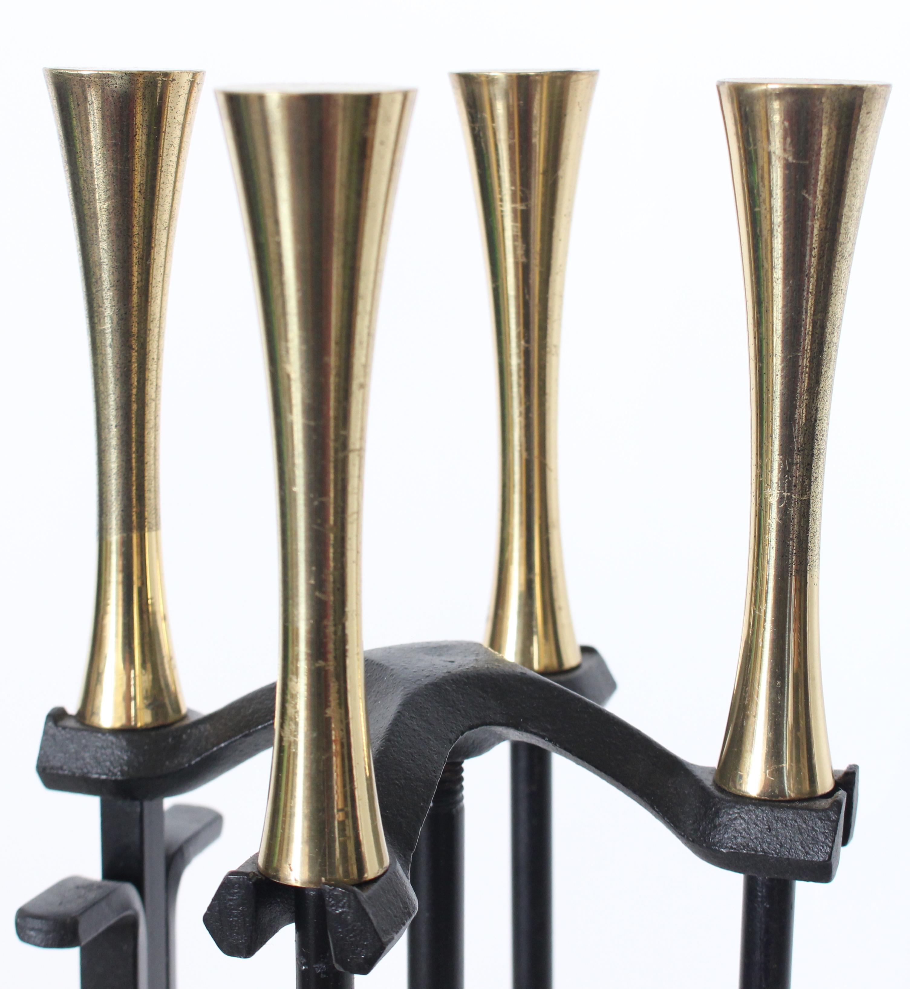 Ottone Set di attrezzi per il fuoco di cinque pezzi in ghisa e ottone in stile Donald Deskey con supporto in vendita