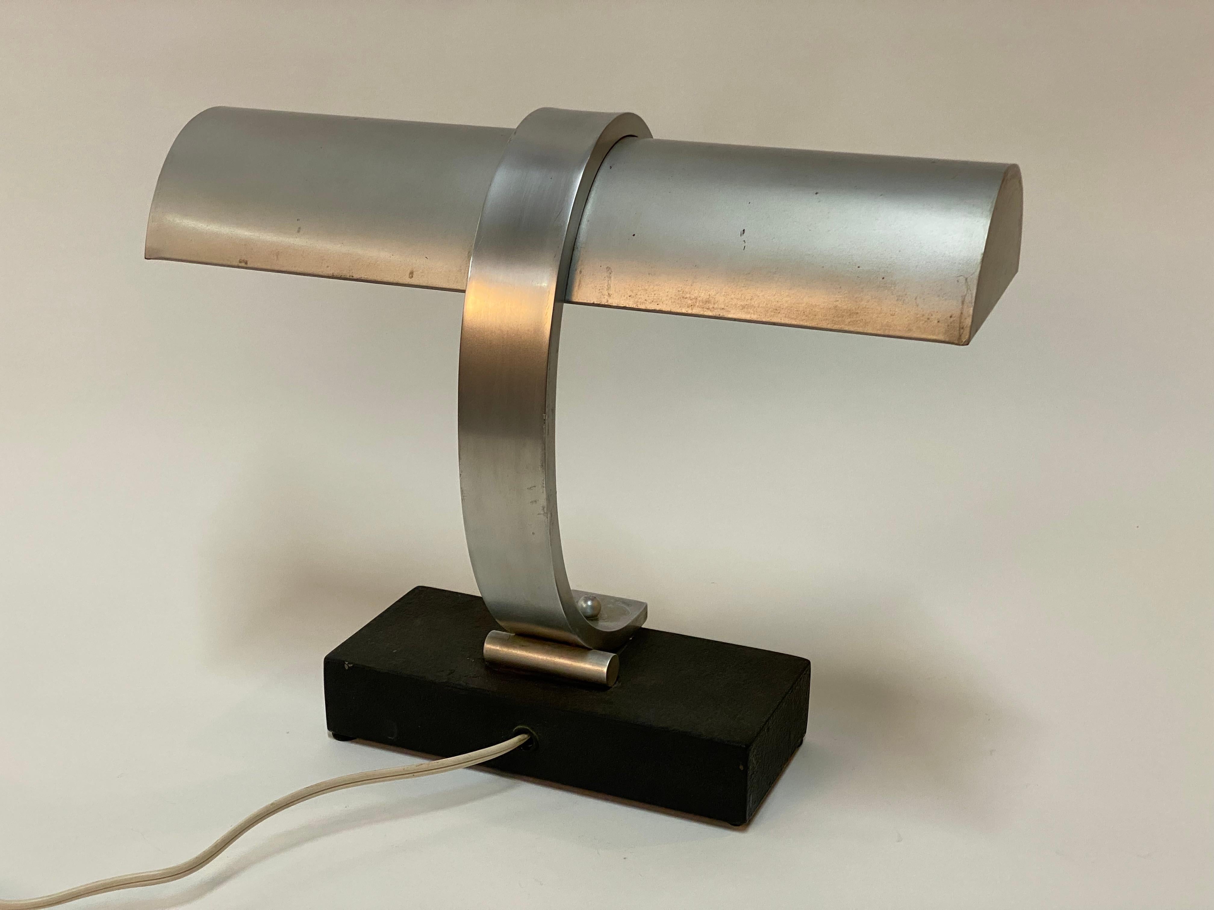 Donald Deskey Style Machine Age Aluminum Desk Lamp In Good Condition For Sale In Garnerville, NY
