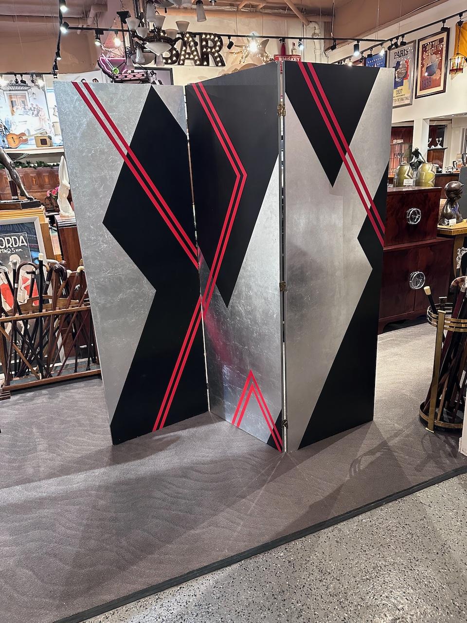 This three-panel lacquered wood screen, crafted in Donald Deskey’s style, exemplifies his renowned modernist approach with exceptional quality. Its design creates a sense of depth between the different sections, showcasing the mastery of