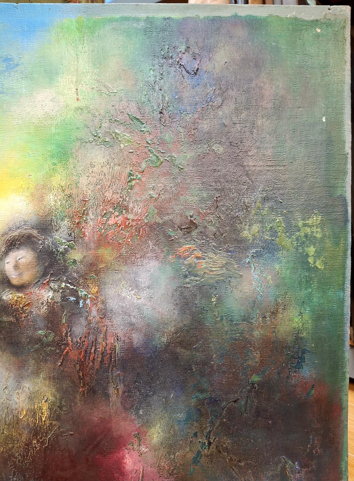 Attraverso la nebbia in technicolor, passano due signore asiatiche. Ce n'è una pensierosa con un bambino sulle spalle. Porta con sé un cestino vuoto. L'altra sorride leggermente, completamente assorta nei suoi pensieri. A colpo d'occhio, c'è una