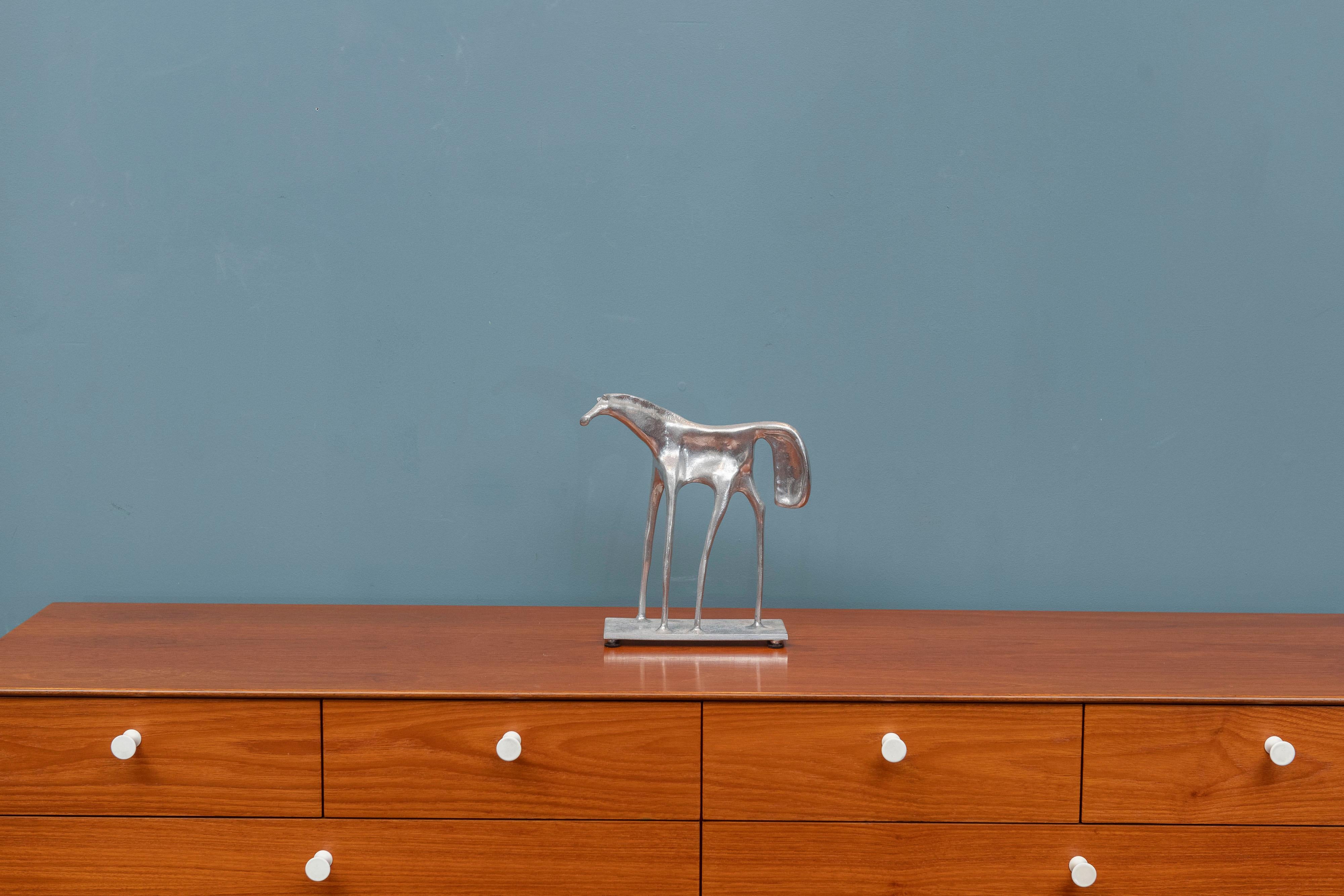 Escultura abstracta de caballo diseñada por Donald Drumm en aluminio fundido, firmada en la parte inferior de la base.