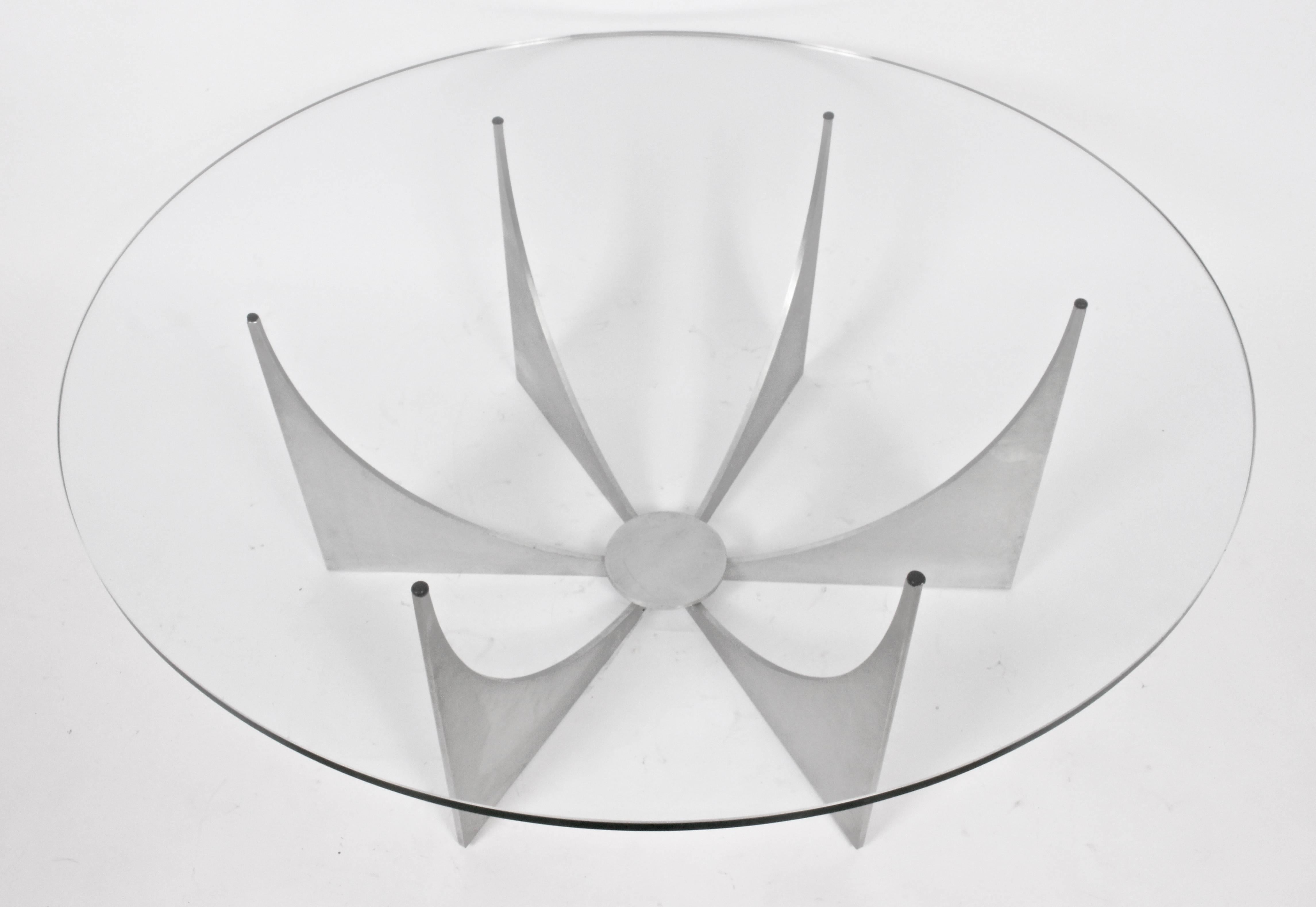 Donald CIRCA Table à cocktail ronde minimaliste en fonte d'aluminium et verre, circa 1970. Classique. Grand. Moderniste. Géométrique. 2 pièces. Base 15H x 30,5W. Le verre mesure .5D x 42W.  Veuillez noter que la base peut être expédiée par service