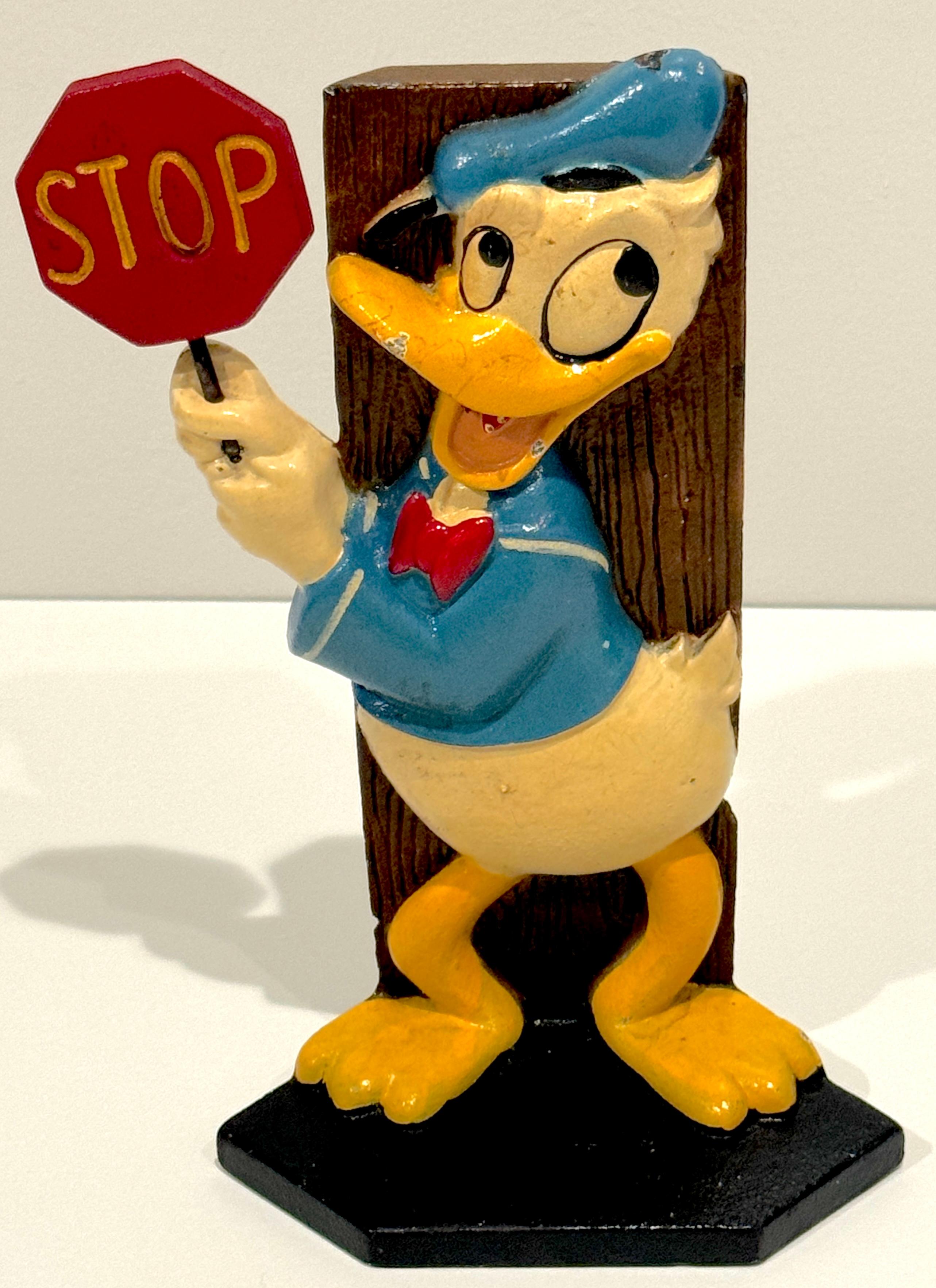 Tope de puerta de hierro fundido del Pato Donald de Walt Disney Productions, 1971 
Firmado por Walt Disney Productions, 1971 

Un raro y auténtico tope de puerta de hierro fundido del Pato Donald de Walt Disney Productions de 1971 es una joya de