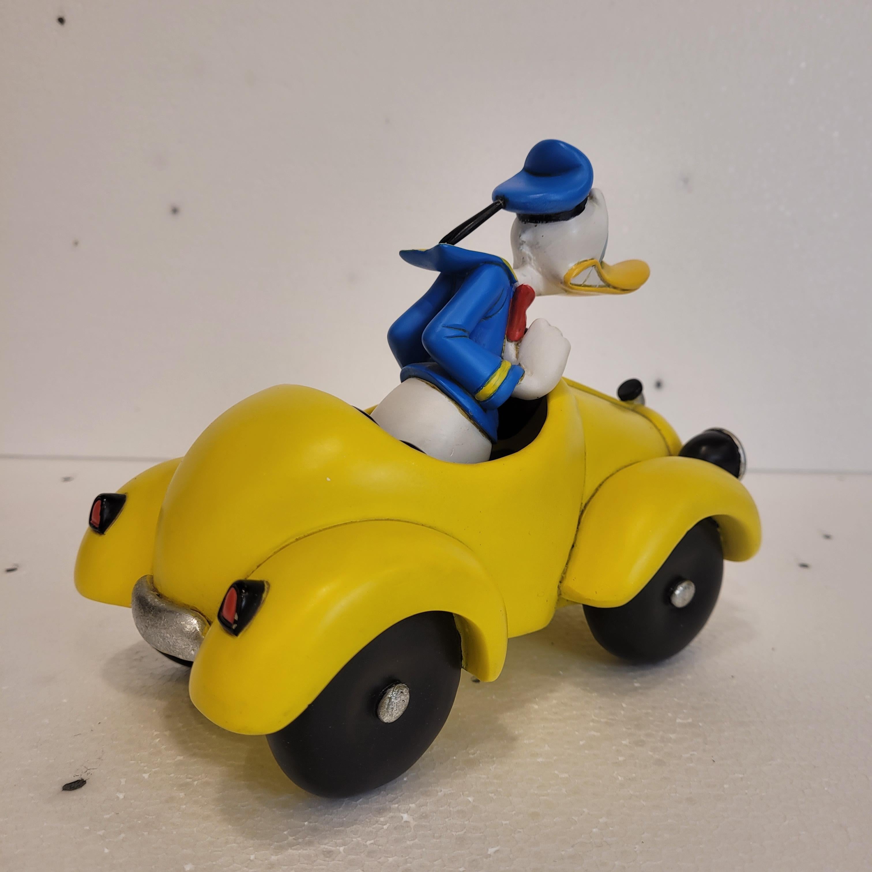Donald Duck conduit son cabriolet jaune DD1 en vente 2