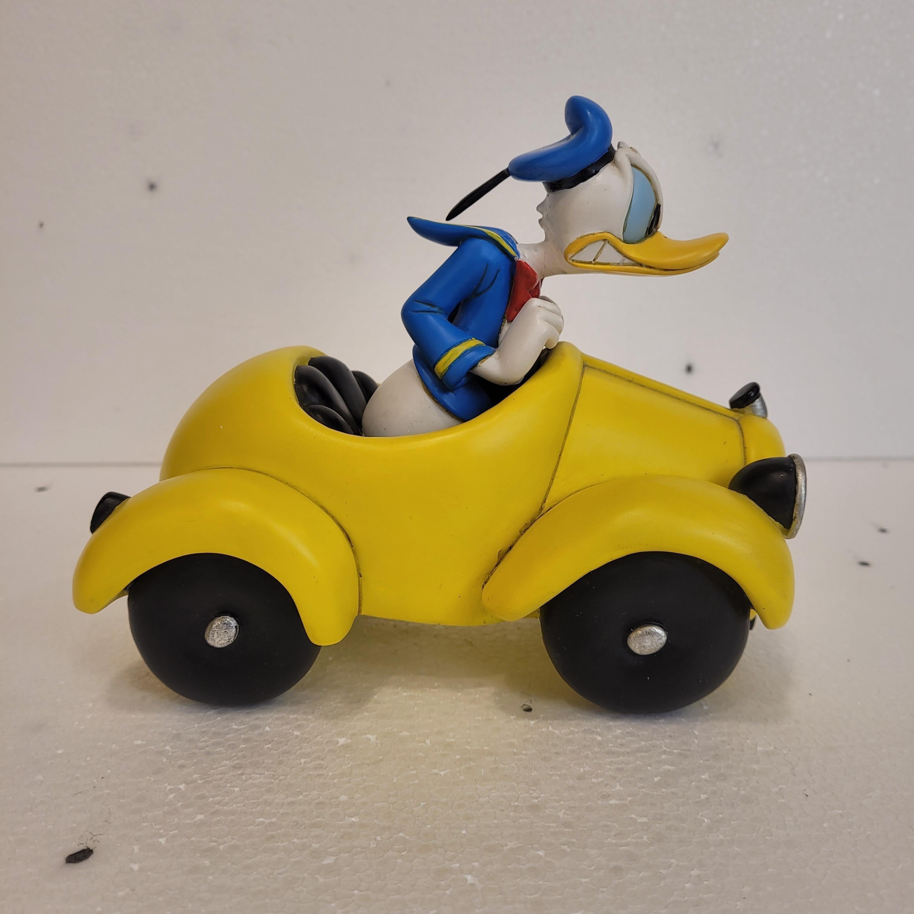 Donald Duck conduit son cabriolet jaune DD1 en vente 3