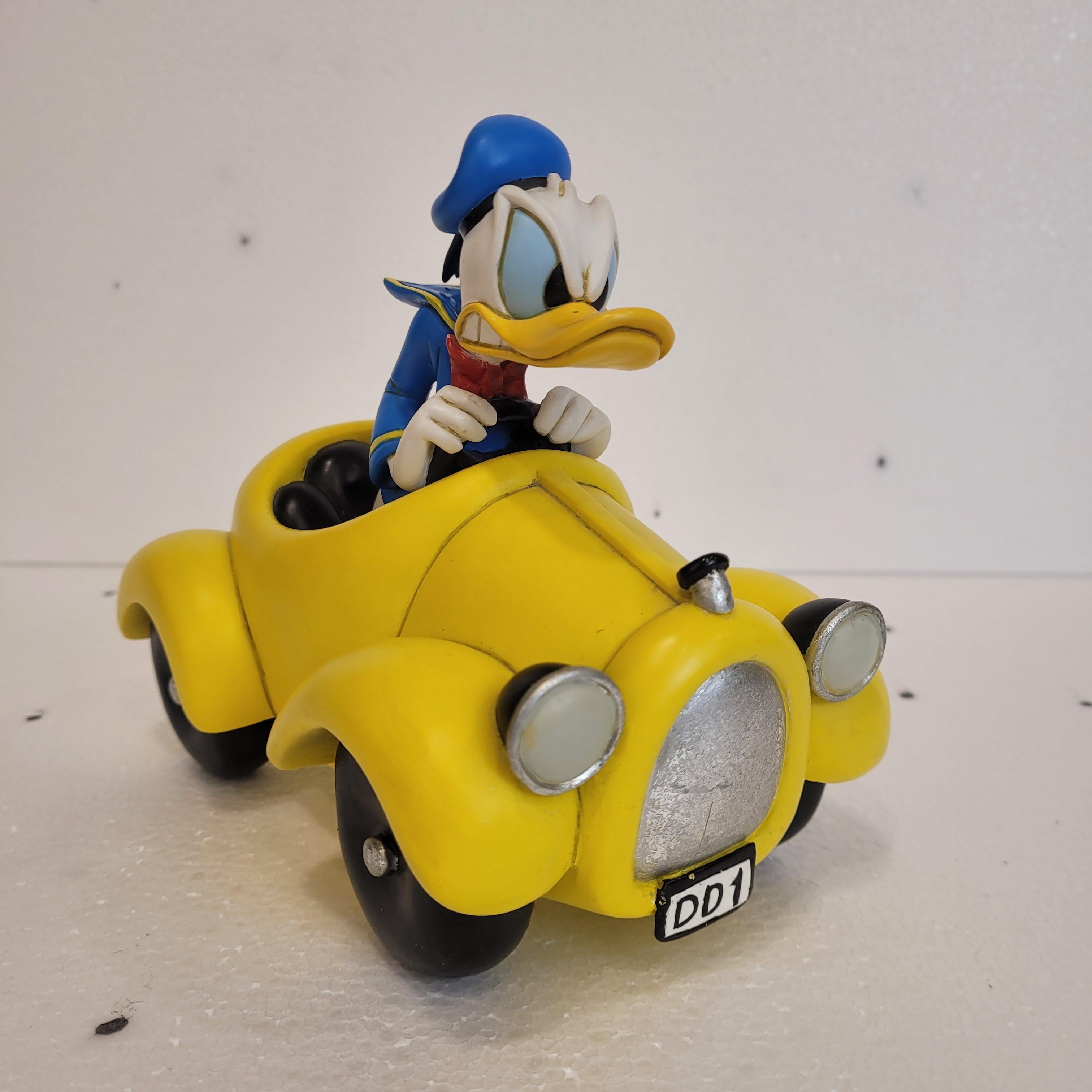 Donald Duck conduit son cabriolet jaune DD1 en vente 4