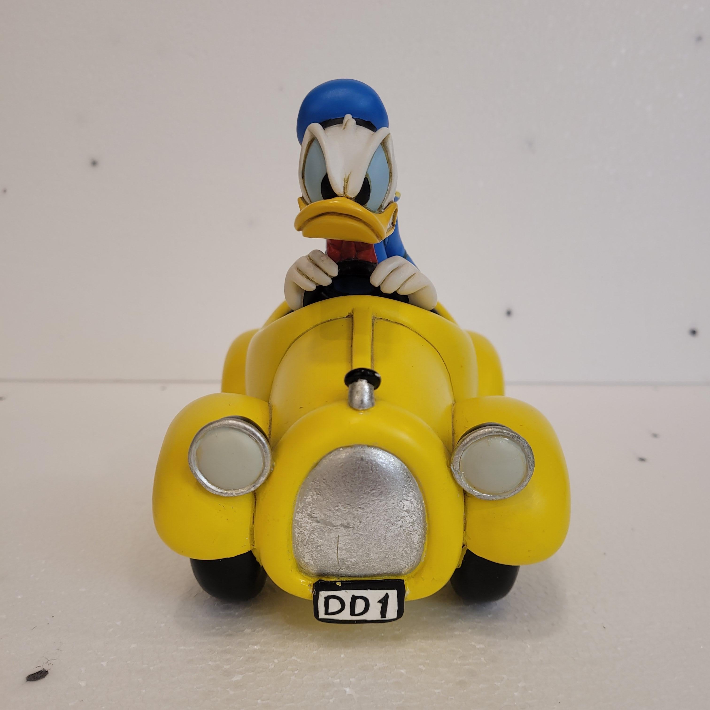 Donald Duck conduit son cabriolet jaune DD1 en vente 5