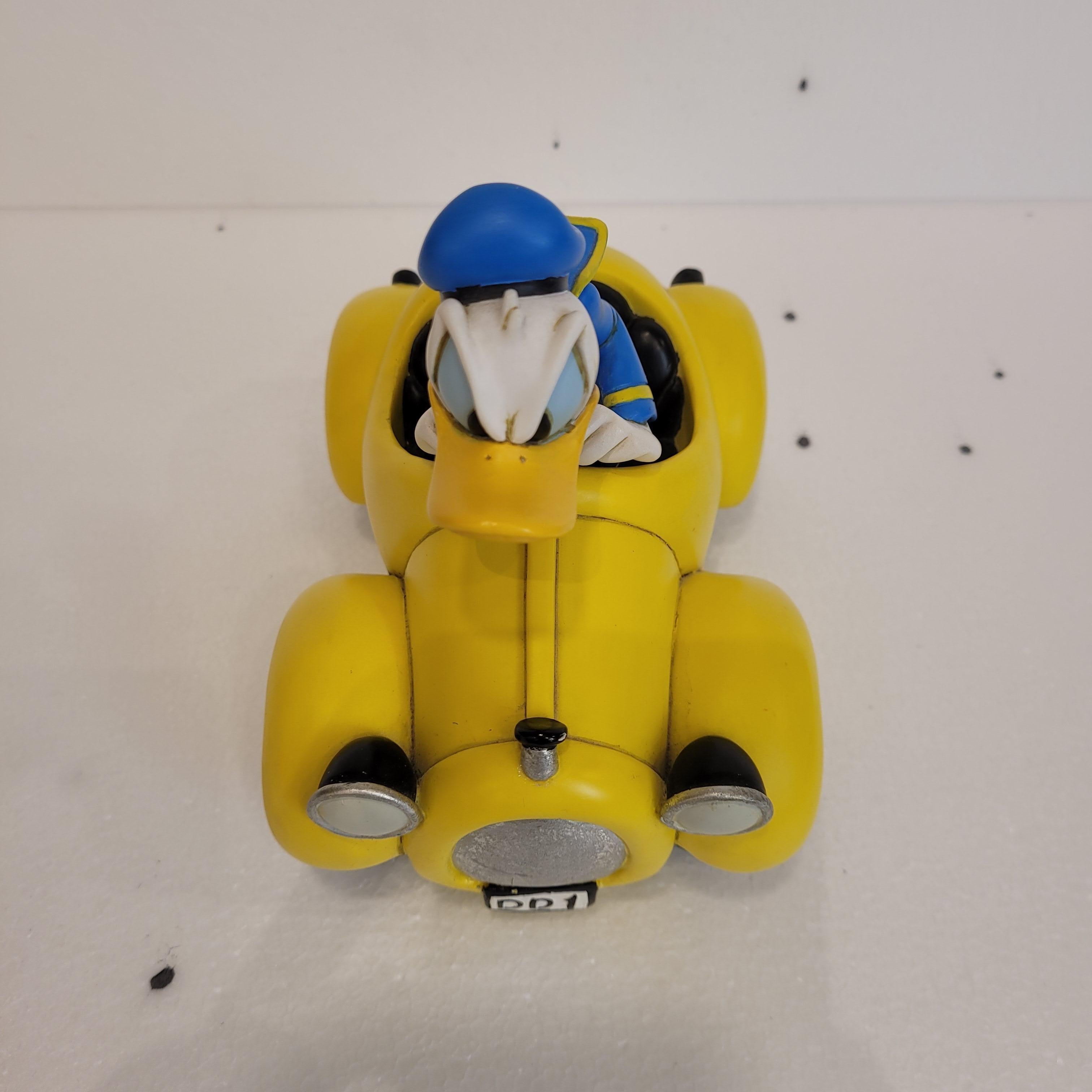 Donald Duck conduit son cabriolet jaune DD1 en vente 6
