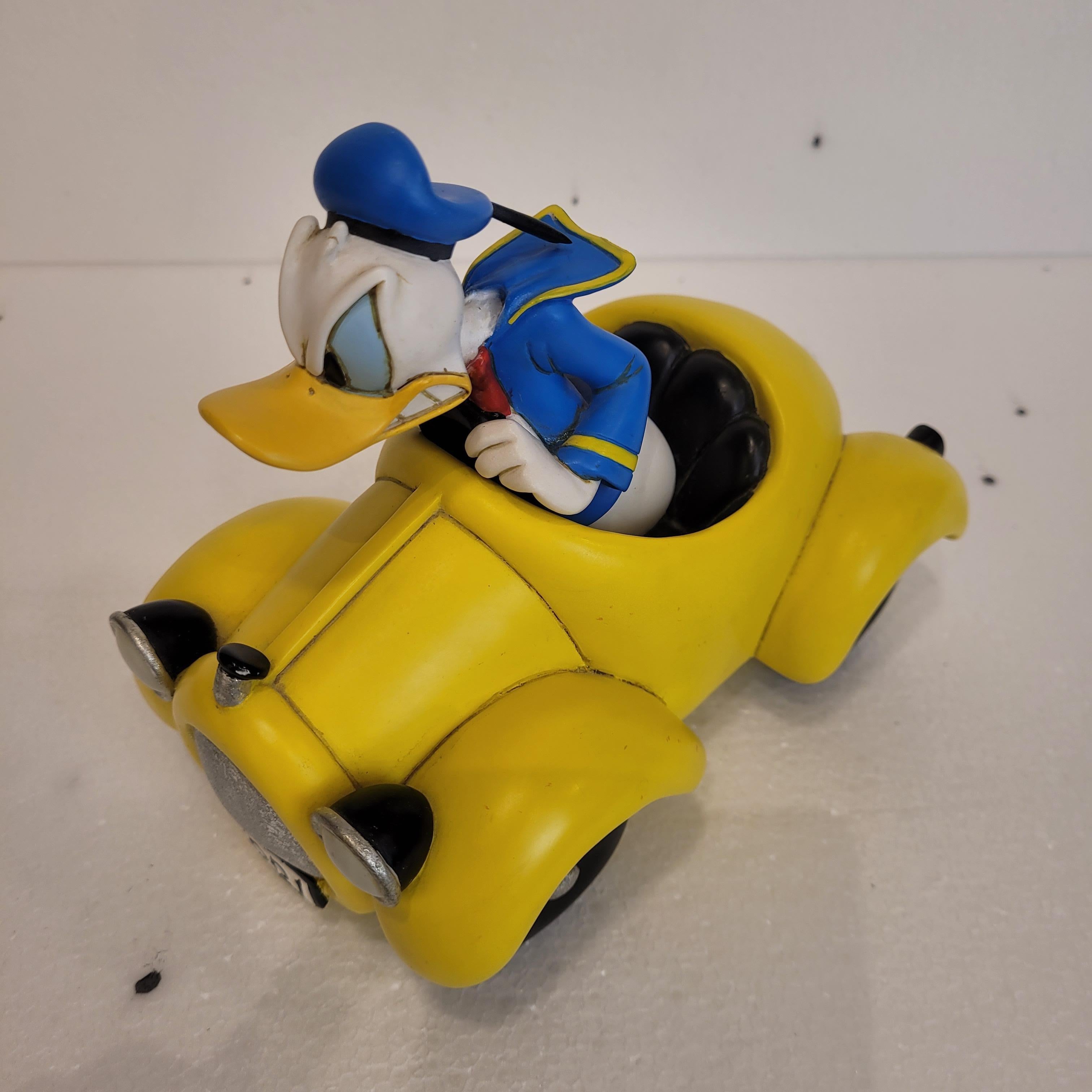 Donald Duck conduit son cabriolet jaune DD1 en vente 7