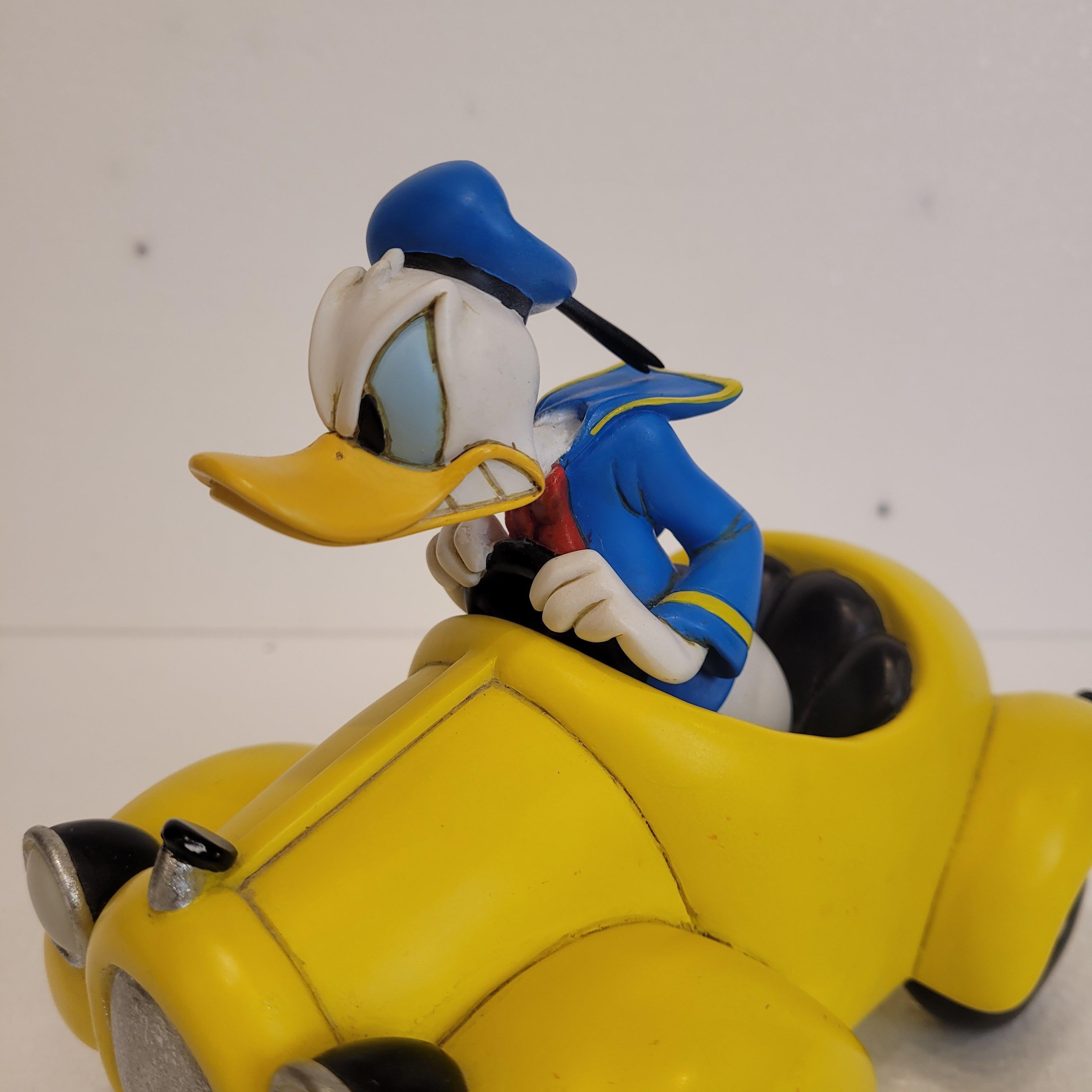 Donald Duck conduit son cabriolet jaune DD1 en vente 8