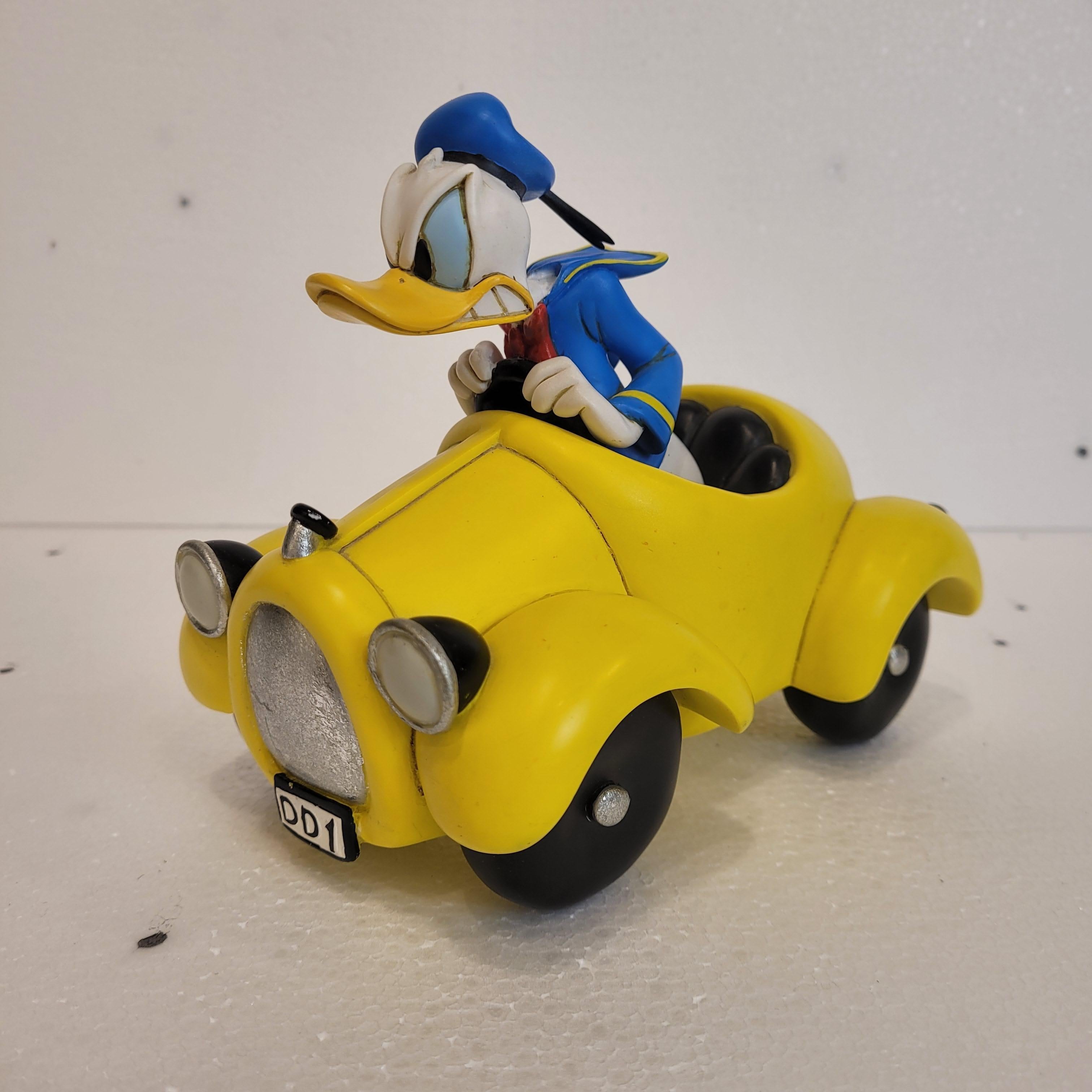 Donald Duck conduit son cabriolet jaune DD1 en vente 9