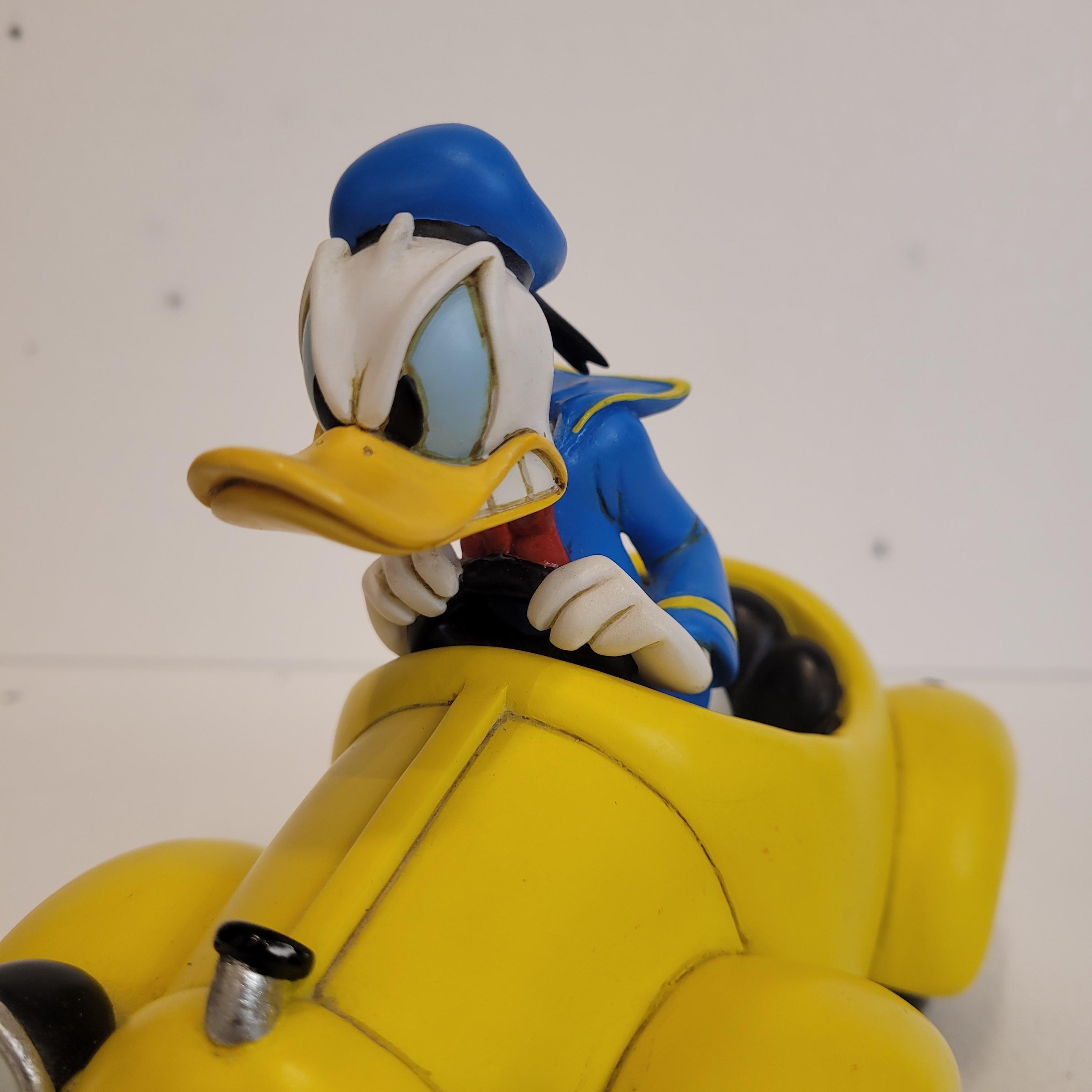 Donald Duck conduit son cabriolet jaune DD1 en vente 10