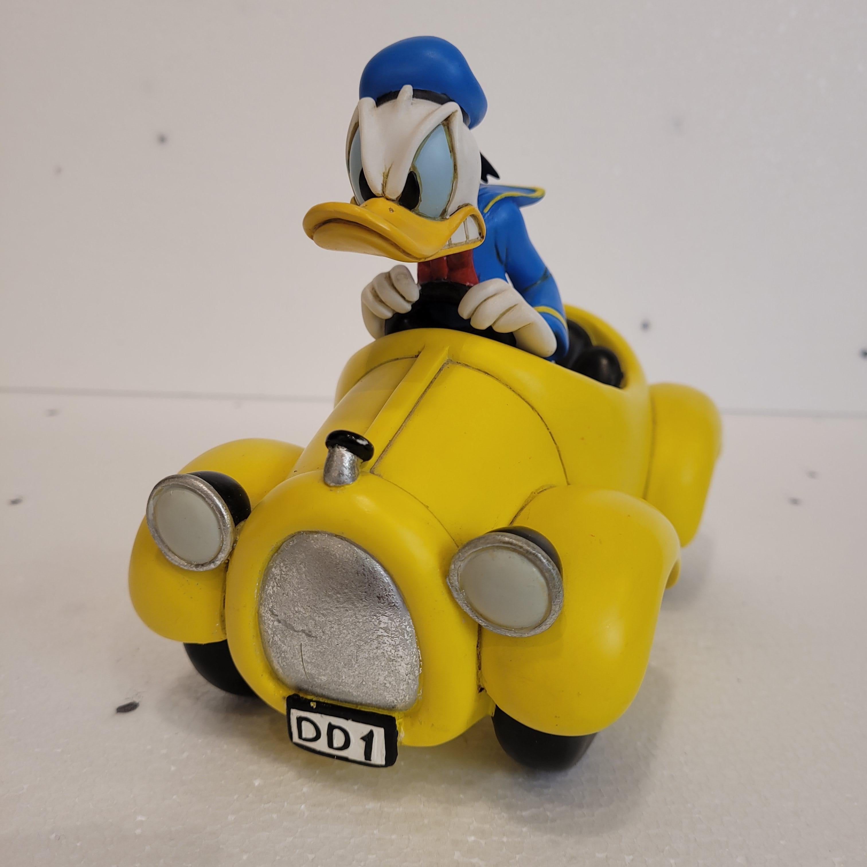 Donald Duck conduit son cabriolet jaune DD1 en vente 11