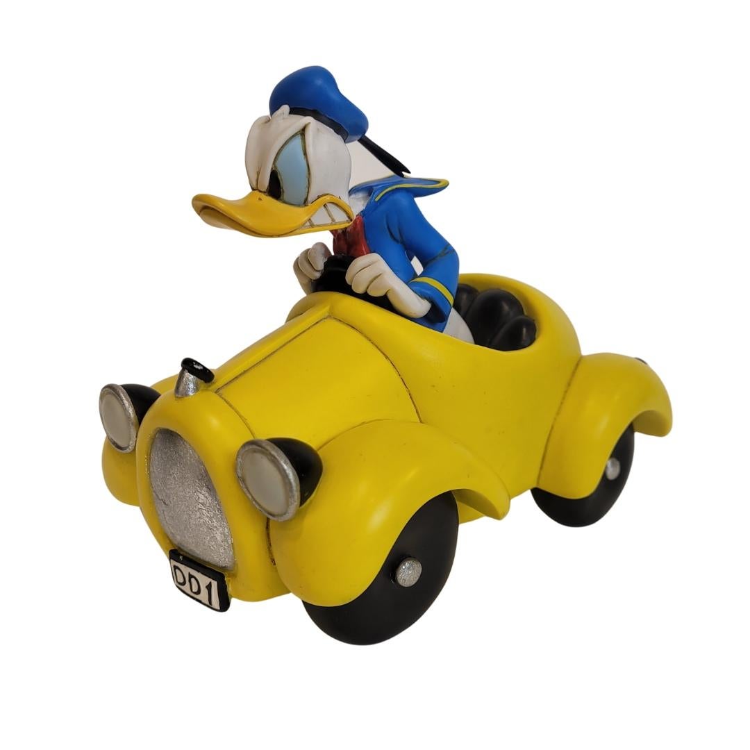 Rarissime et incroyable Walt Disney Donald Duck dans la voiture jaune Statue en polyrésine Figurine
L'image célèbre et très drôle d'un Donald Duck très en colère dans sa décapotable jaune.
Cette version jaune porte deux plaques d'immatriculation,