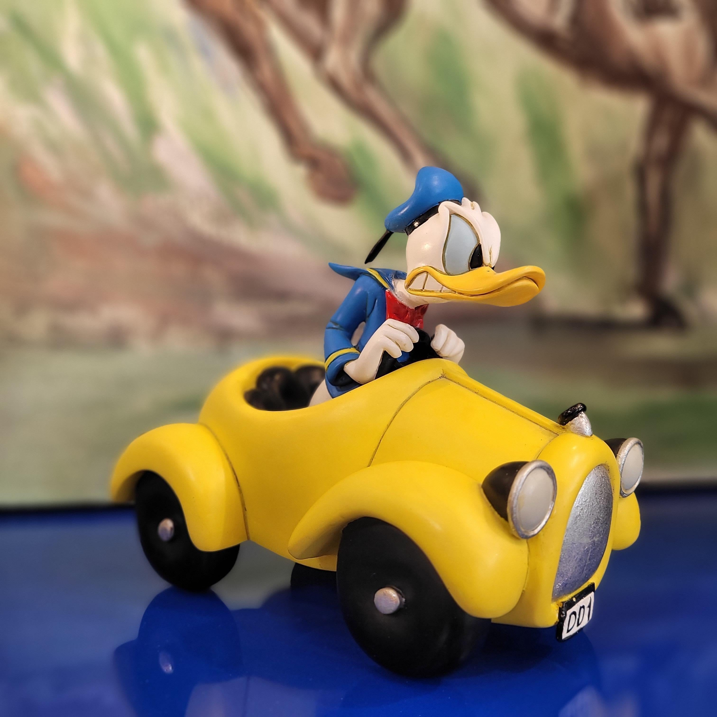Américain Donald Duck conduit son cabriolet jaune DD1 en vente