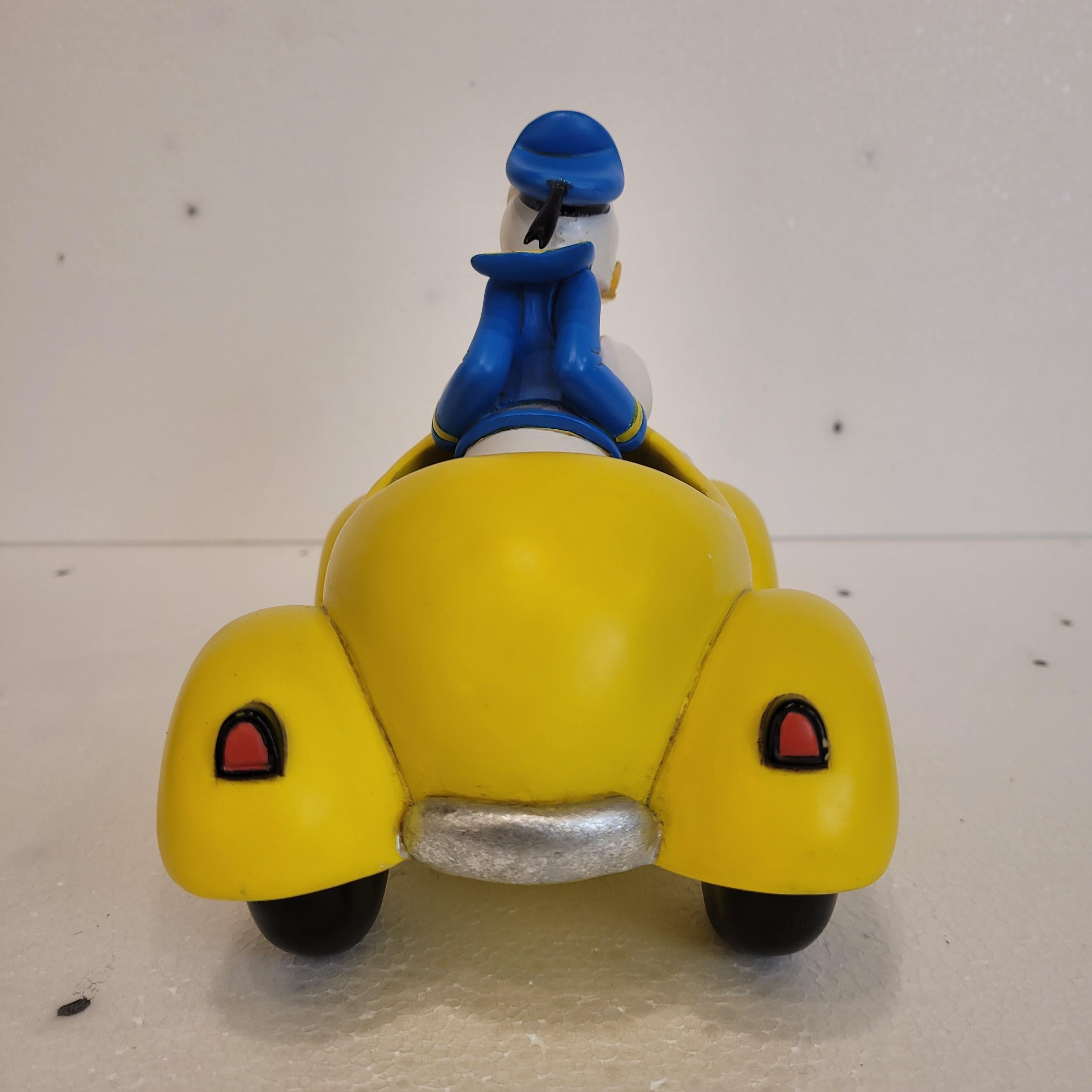 Donald Duck conduit son cabriolet jaune DD1 en vente 1