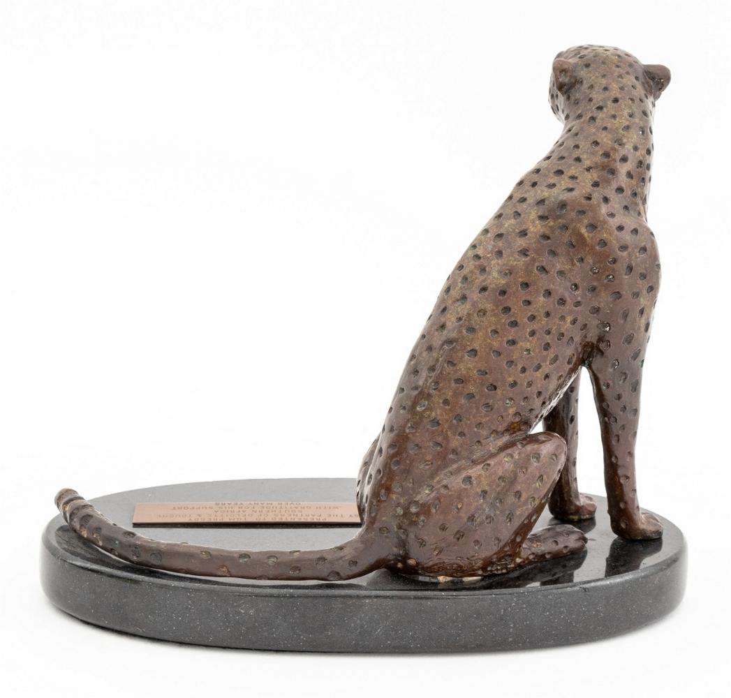 Donald Greig (Sudafricano, nato nel 1959) Scultura in bronzo patinato con ghepardo seduto, 2000, firmata e datata sul retro, su un basamento ovale in marmo nero, con placca 