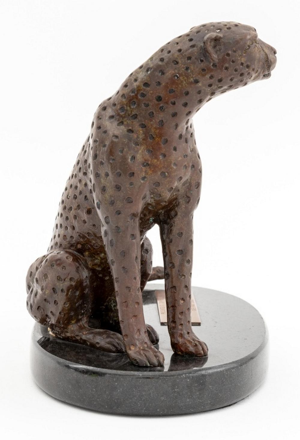 Sudafricano Scultura in bronzo di Donald Greig con ghepardo seduto in vendita