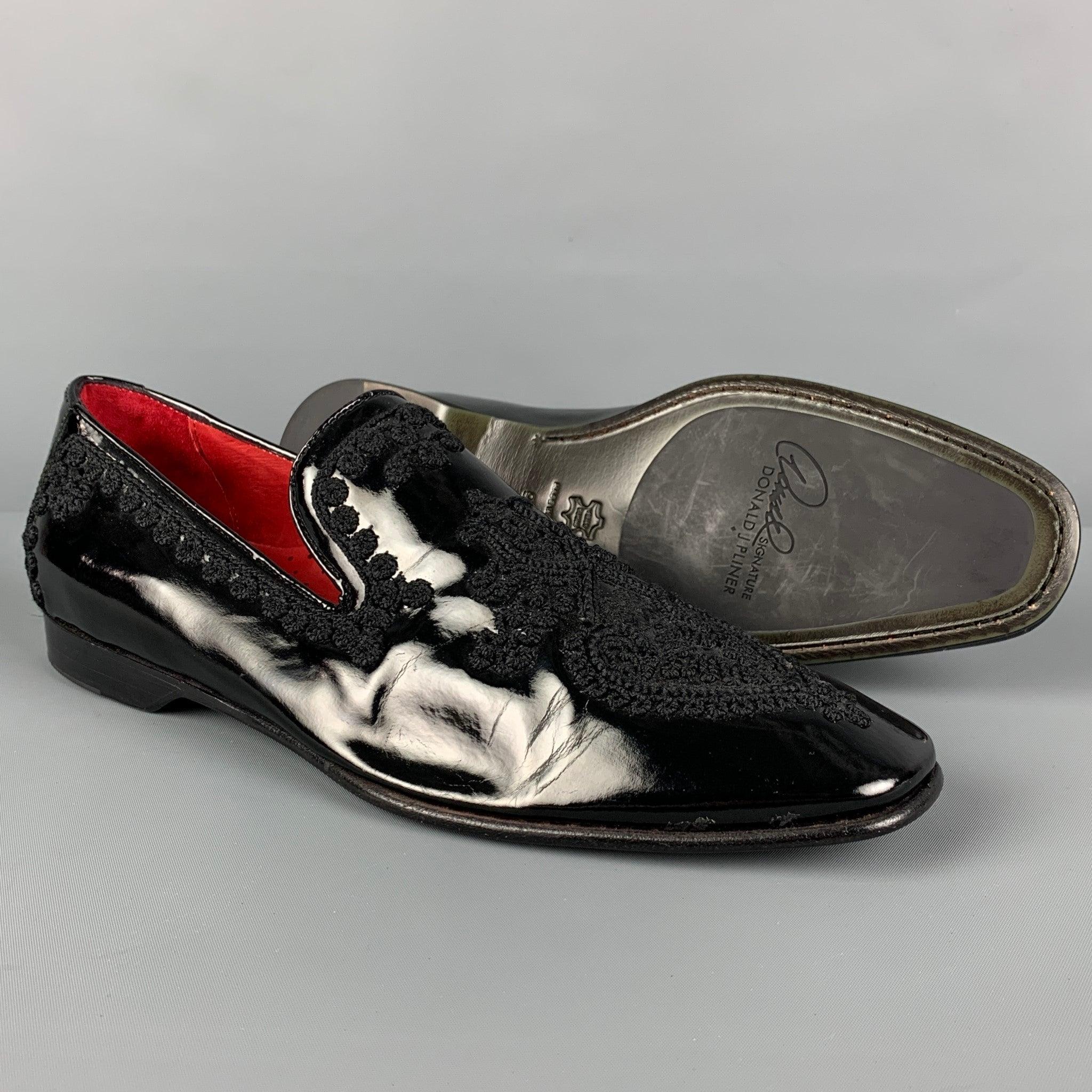 DONALD J PLINER SIGNATURE Size 9 Black Applique Leather Slip On Loafers In Good Condition For Sale In San Francisco, CA