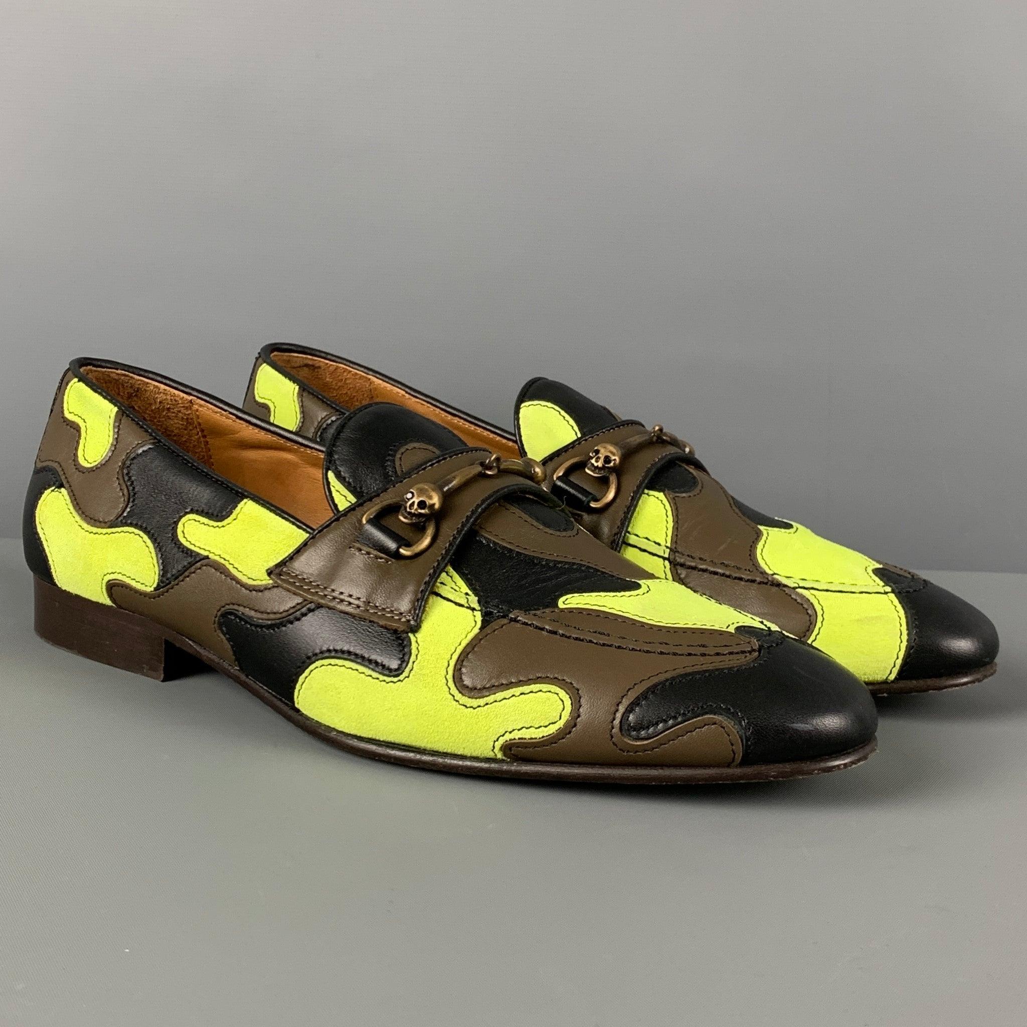 DONALD J PLINER Slipper aus mehrfarbigem Camouflage-Leder mit Hufeisen-Detail und Slip-on-Stil. Hergestellt in Italien.
Sehr gut
Gebrauchtes Zustand. 

Markiert:   7,5 DOutsole: 11 Zoll  x 3.5 Zoll 
  
  
 
Referenz: 123258
Kategorie: Loafer
Mehr