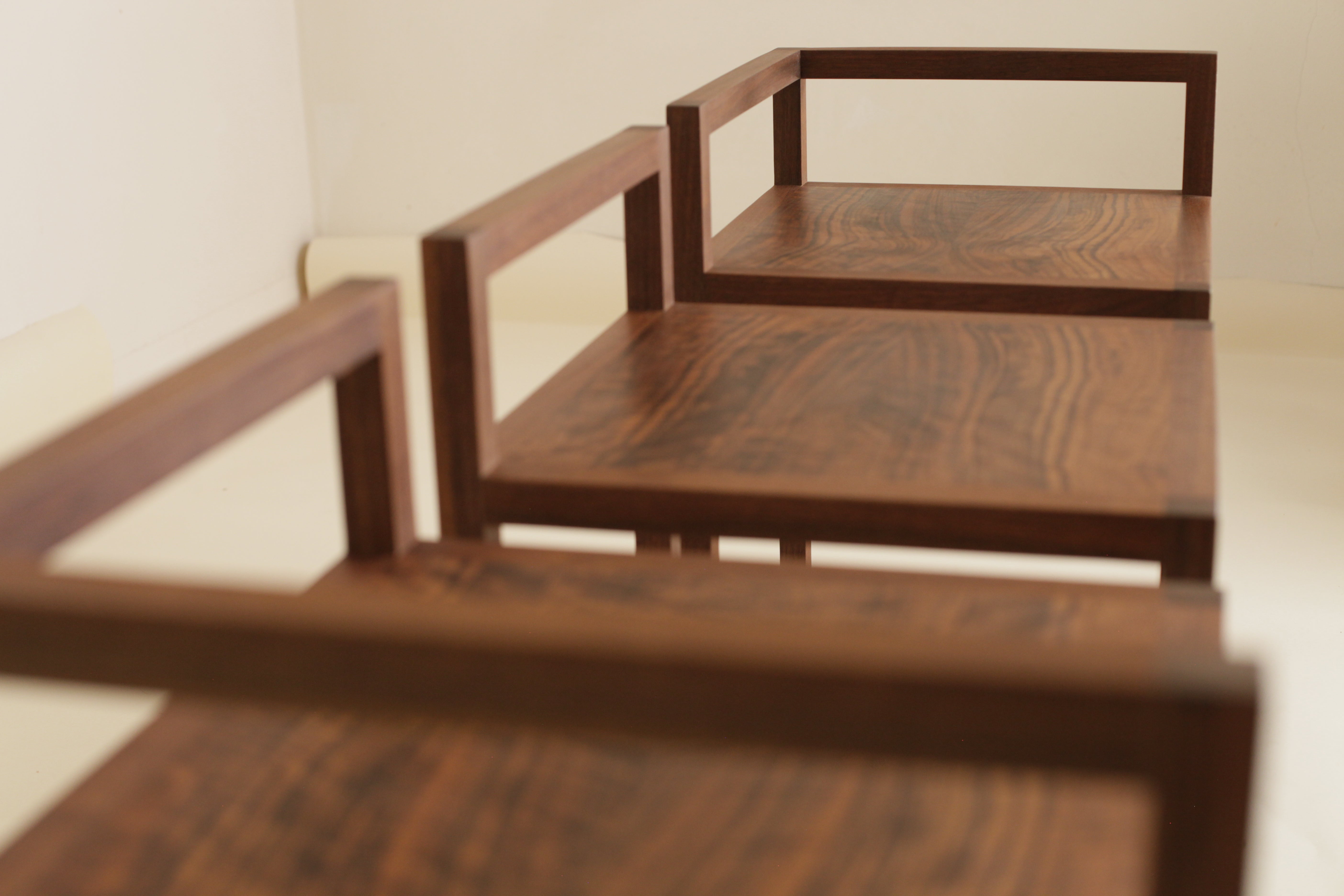 A olio Trio di panche in noce ispirate a Donald Judd di Boyd & Allister in vendita