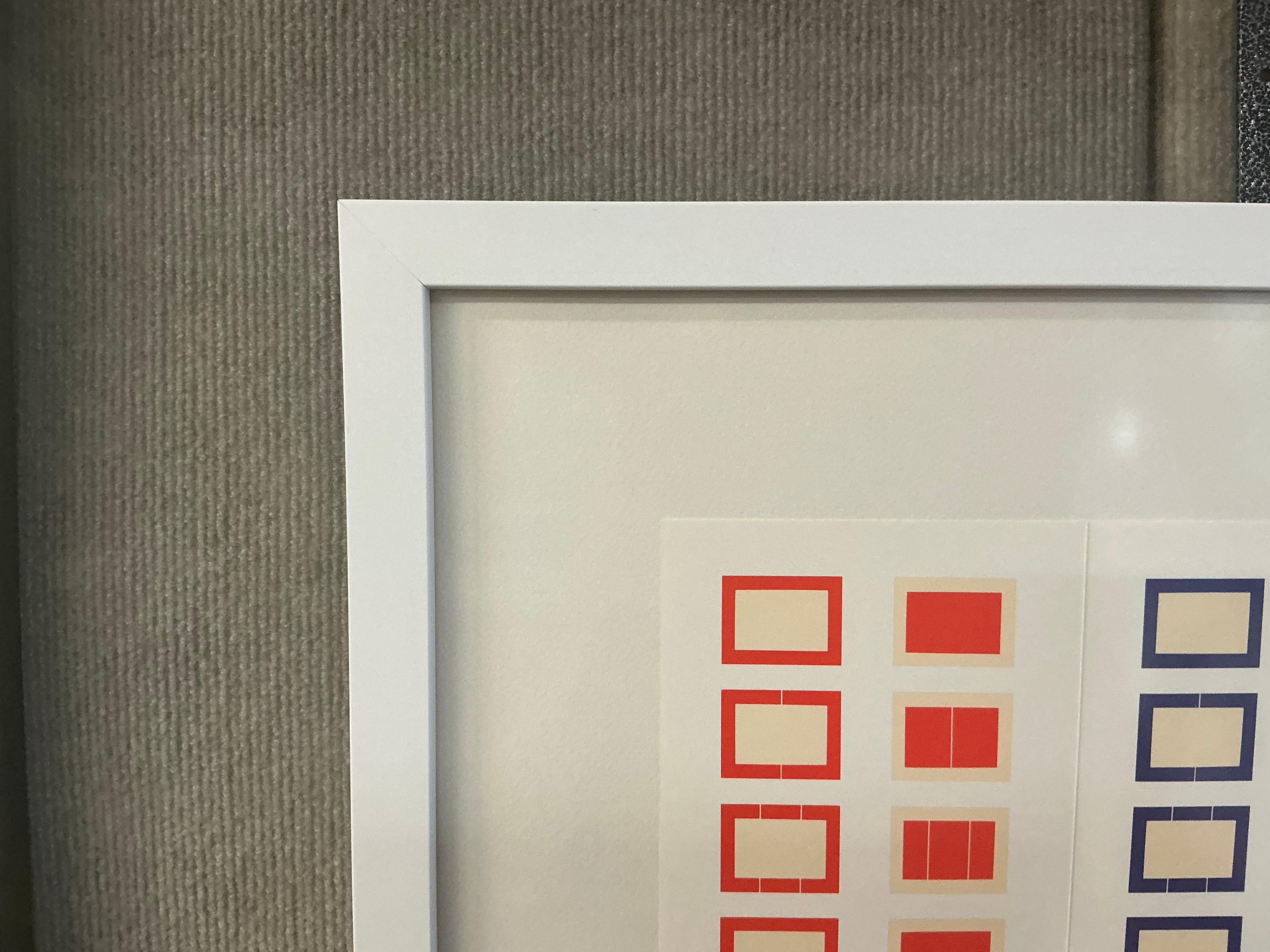 Cette carte dépliante présente la série de dix gravures sur bois de Donald Judd en trois états de couleur : rouge cadmium clair, bleu outremer et noir ivoire. Publiée par Brooke Alexander, la carte comporte des lignes de pliage tout au long, comme à