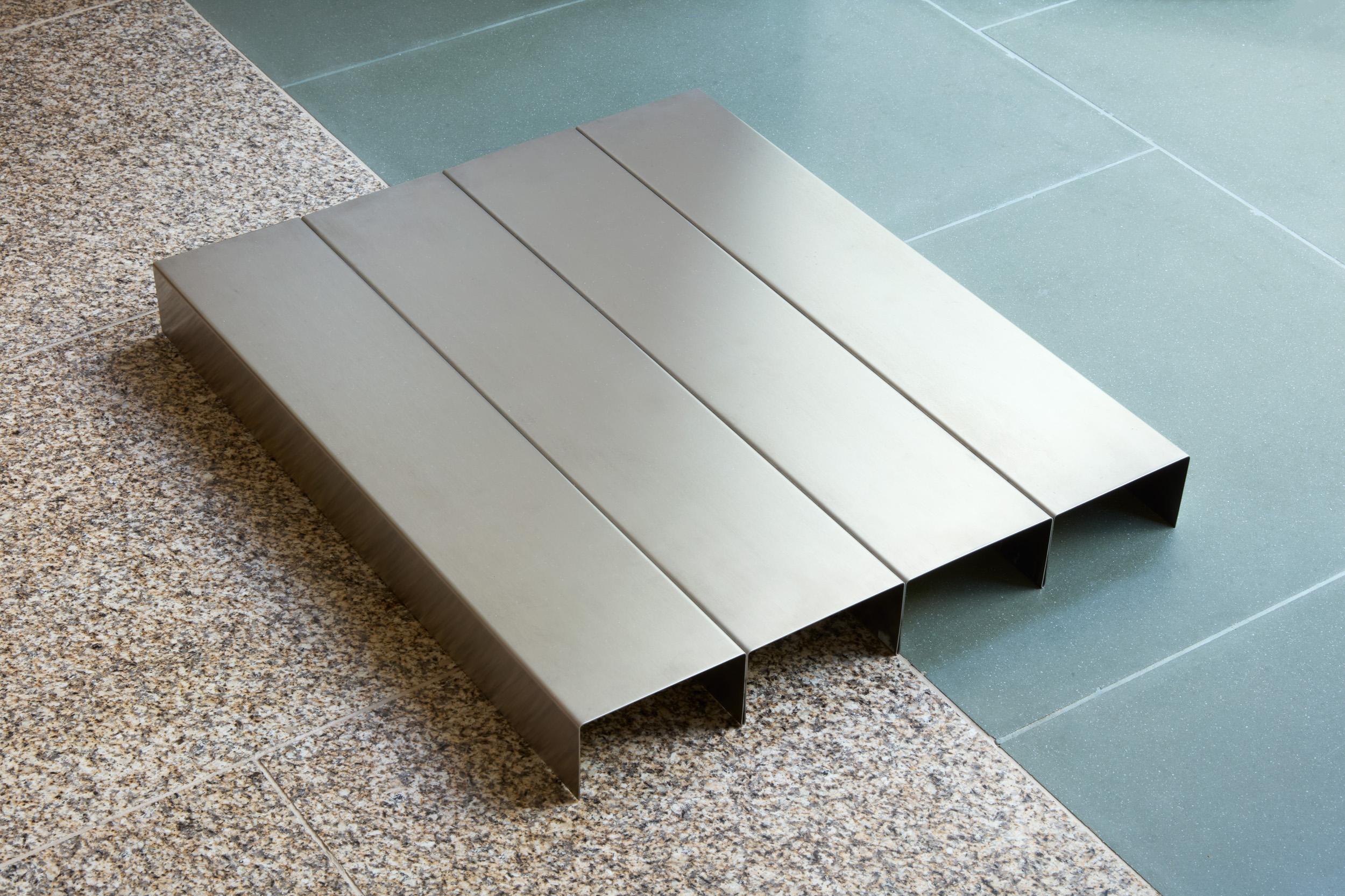 Ohne Titel -- Skulptur, Stahl, Minimalismus, Zeitgenössische Kunst von Donald Judd im Angebot 3